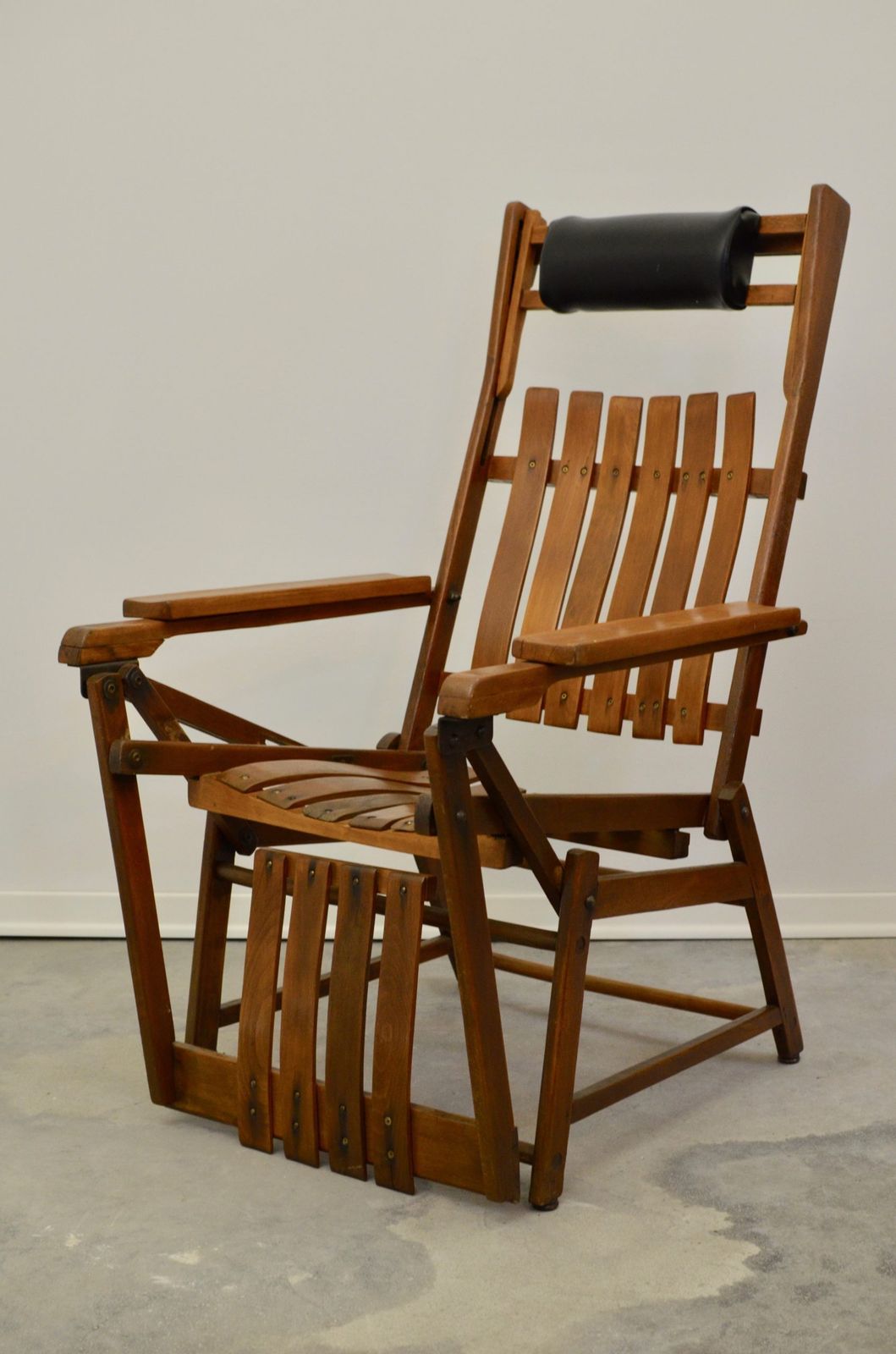 Exclusive: Siesta Medizinal By Hans And Wassili Luckhardt For Thonet, 1930s photo vinterior