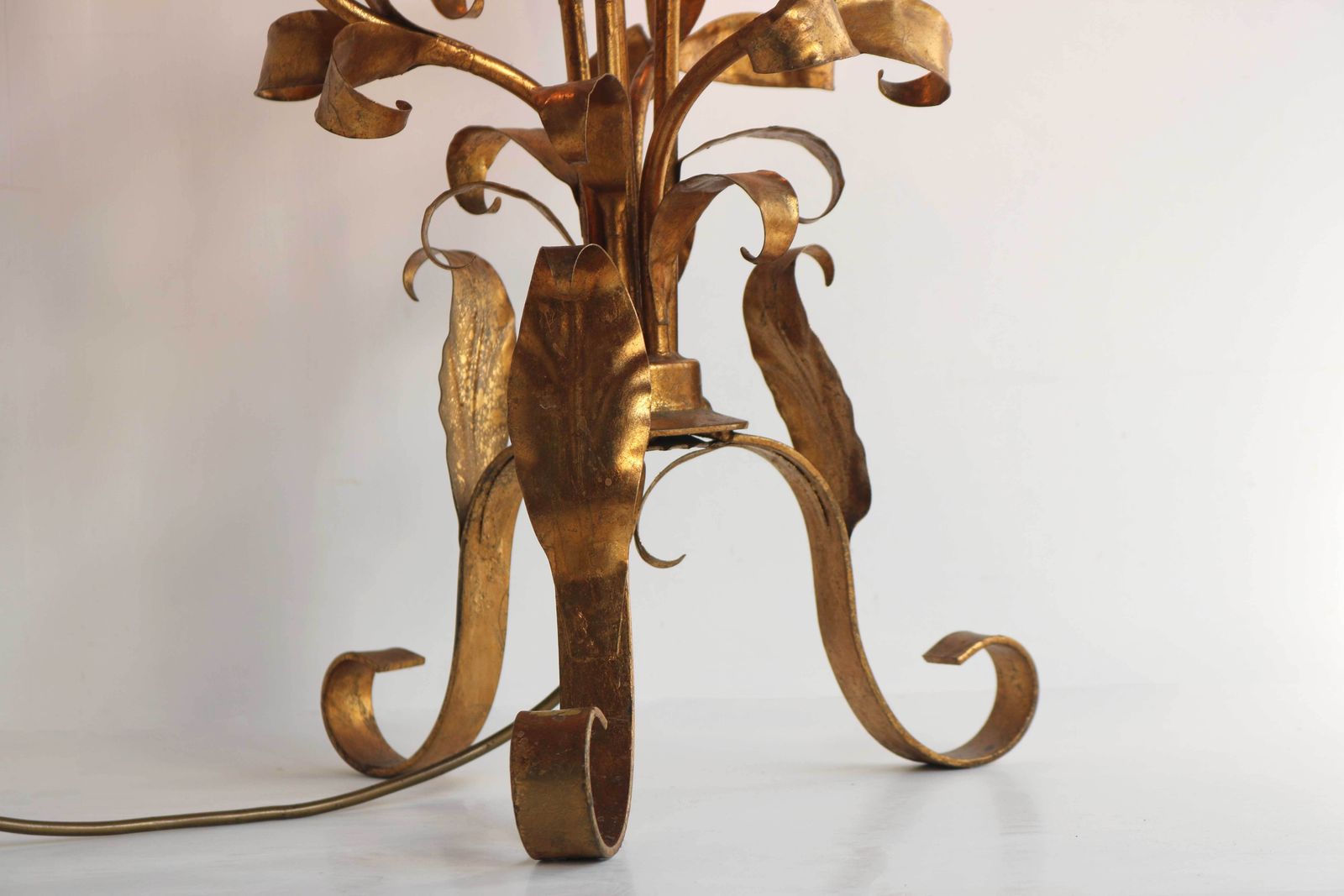 Gilded Metal Italian Tole Florentine Hand Crafted Floral Table Or Floor Lamp Attributed Hans Kögl, Germany 1970 Candelabra Hollywood Regency photo Lighting