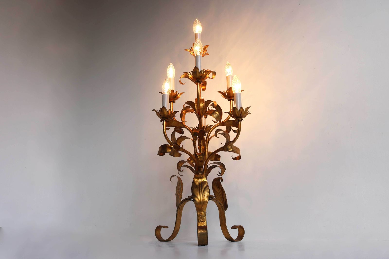 Gilded Metal Italian Tole Florentine Hand Crafted Floral Table Or Floor Lamp Attributed Hans Kögl, Germany 1970 Candelabra Hollywood Regency