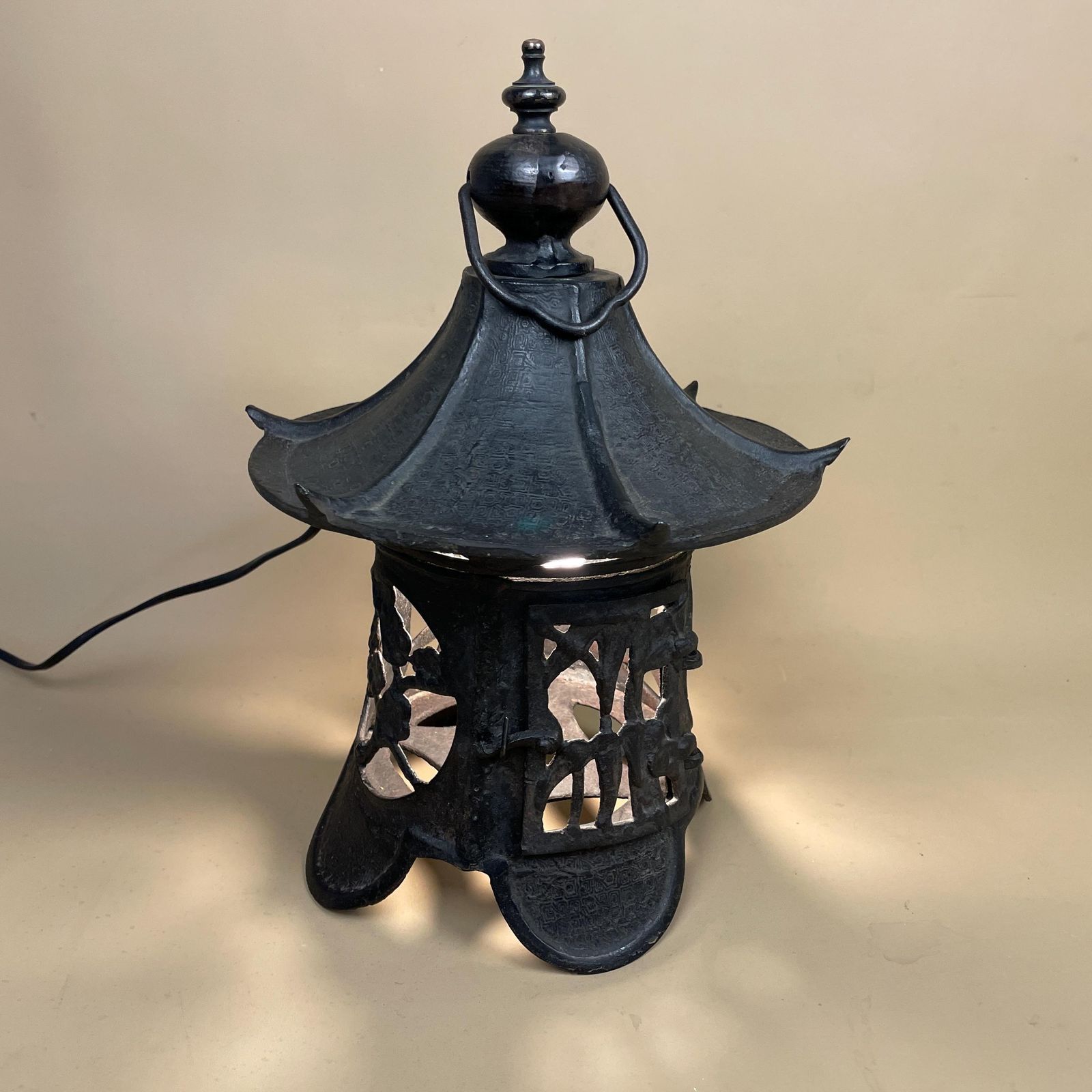 Vintage Japanese Pagoda Lantern Oriental Lamp Cast Metal Asian Style Garden Light Decor Mid Century Indoor Outdoor Lighting Home Accent Lamp photo vintage