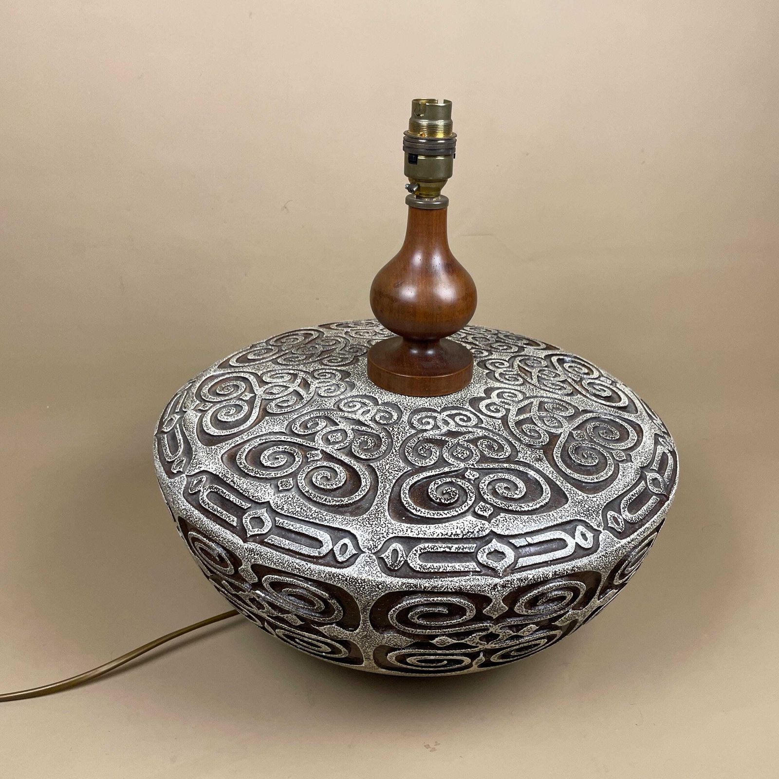 Vintage Ceramic Patterned Brown Pottery Lamp Bedside Table Light Vase Retro Cottage Antique Pattern Wooden Large Wood Statement Classic photo Lighting