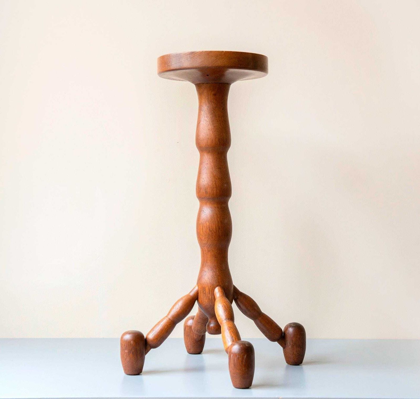 Vintage Plantenstandaard, Handgesneden Voetstuk, Eiken Houten Driepootje, Hoge Plantenstandaard, Jaren 1950 Ontwerp, Mid Century Modern