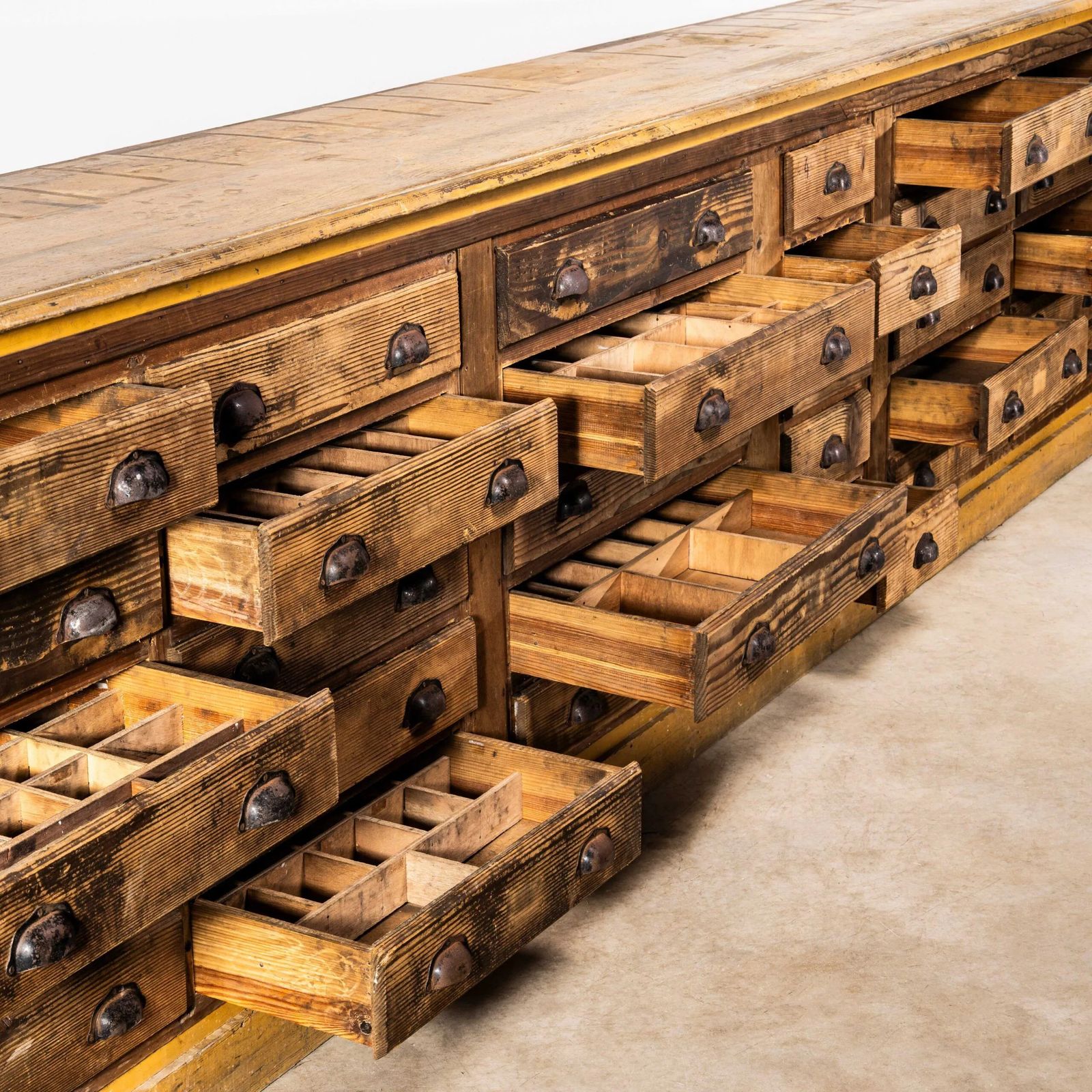 1940’s Original French Workshop Bank Of Drawers – 3.8m photo vinterior