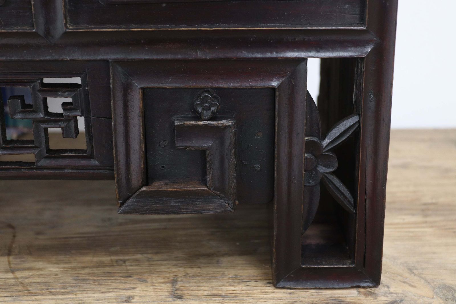 photo vinterior Late 19th Century Chinese Hand Carved Lady's Cabinet