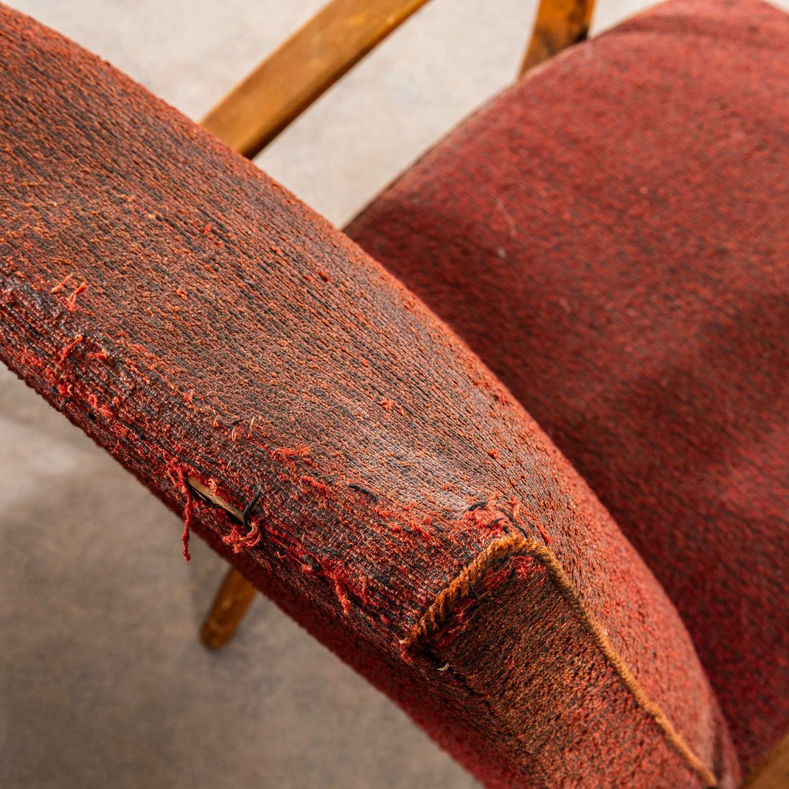 photo furniture 1950’s Jaroslav šmídek Original Armchairs In A Rust Boucle Fabric