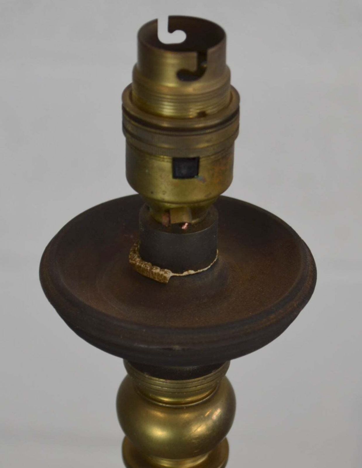 An Edwardian Brass & Iron Telescopic Standard Lamp photo vinterior