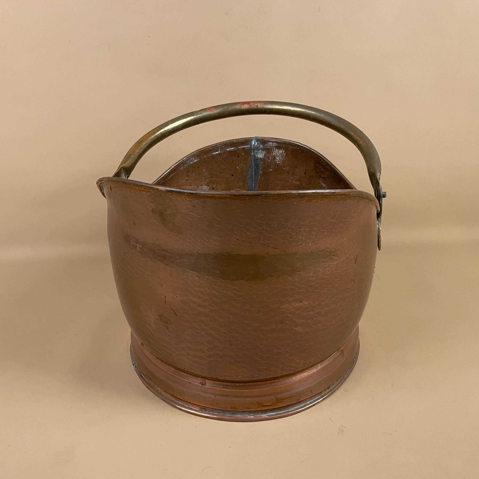 photo furniture Antique Metal Copper Coal Bucket Handle Fireside Fire Side Scuttle Helmet Farmhouse Cottage Brass Gold Vintage Fireplace Hammered Pattern