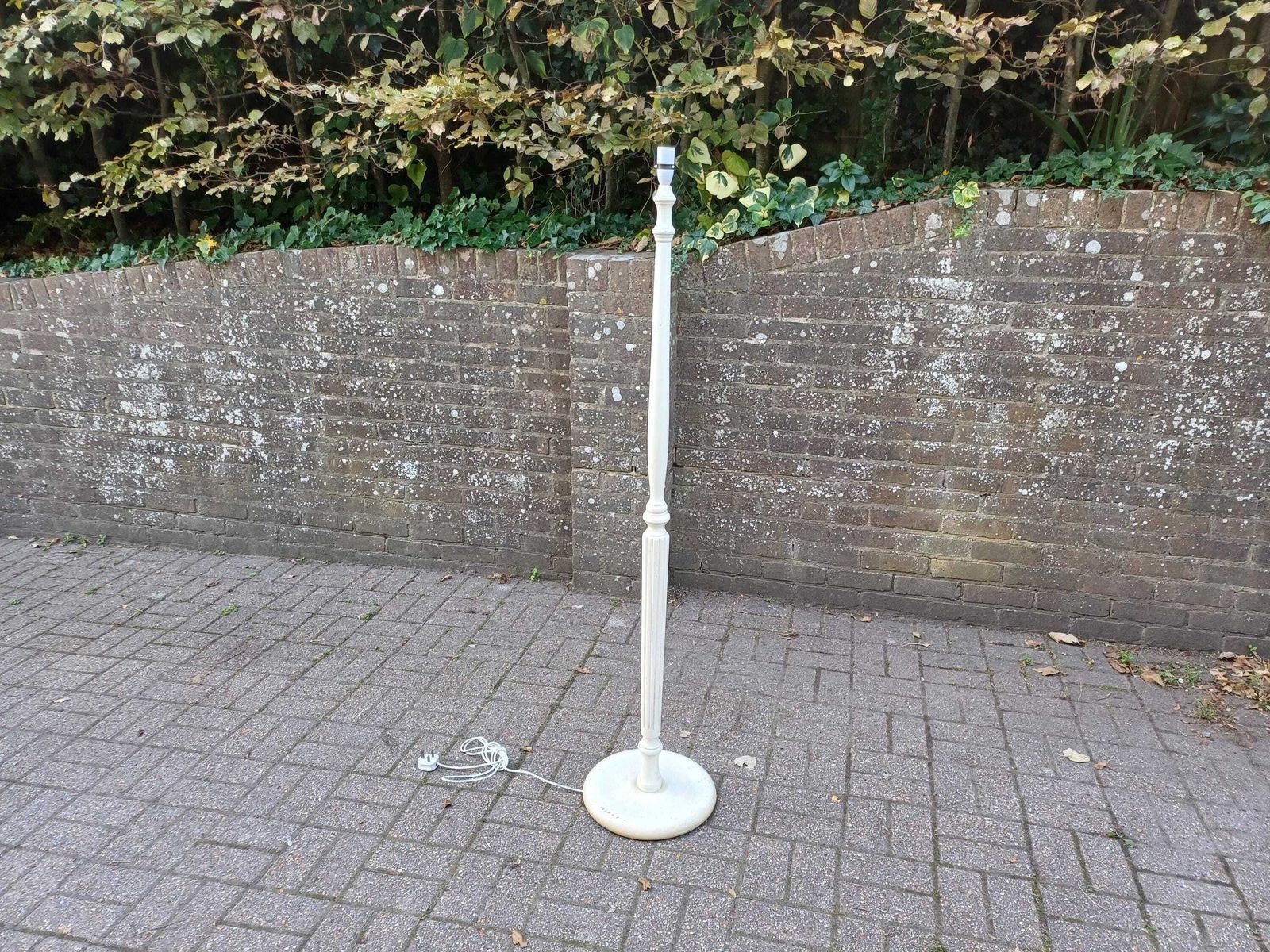 Vintage Painted Beech Floor Lamp – Mid Century Turned & Fluted Standard Lamp, Cream Shabby Chic Cottagecore Retro Home Lighting, Working