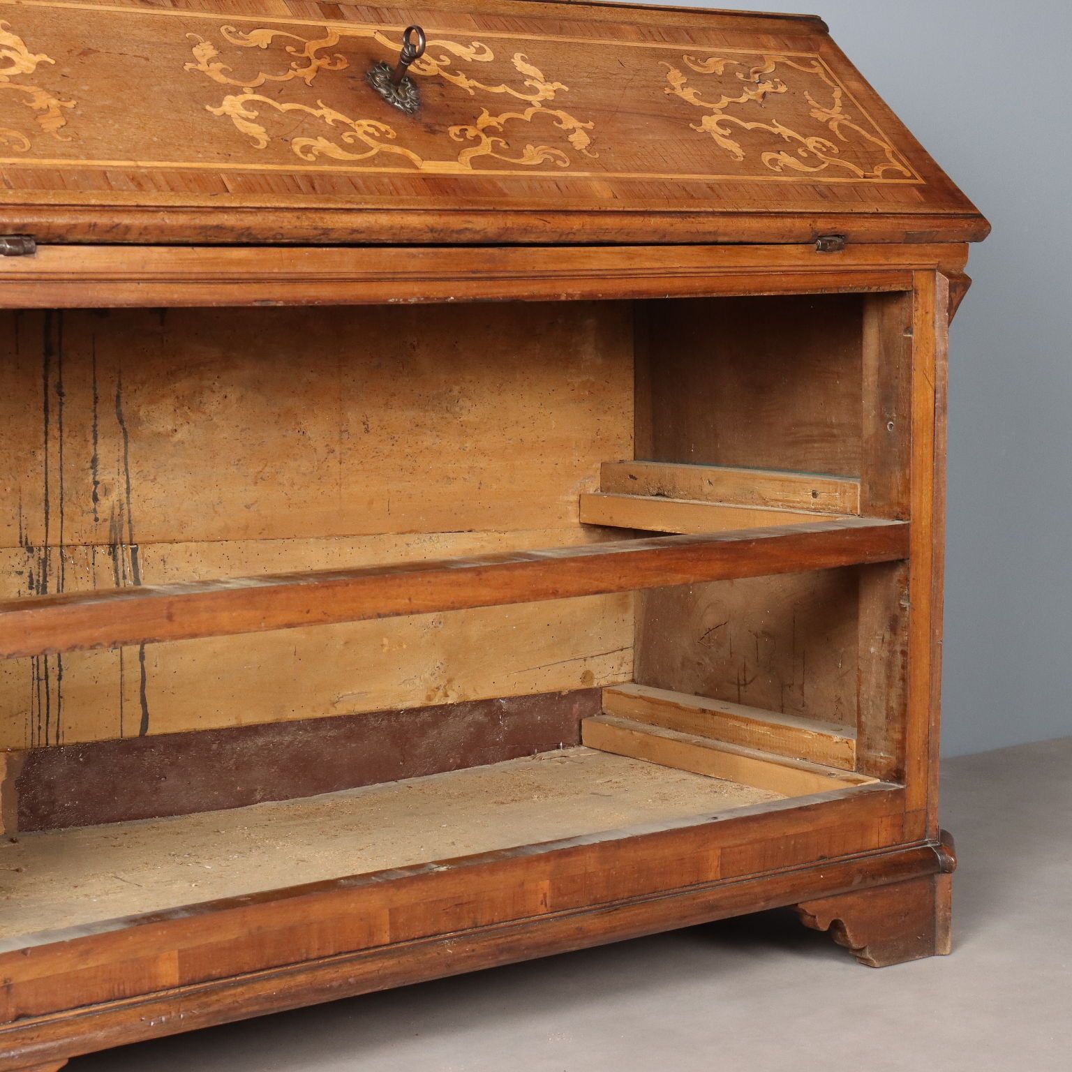 photo vinterior Antique Baroque Flap Cabinet Walnut Maple Italy XVIII Century