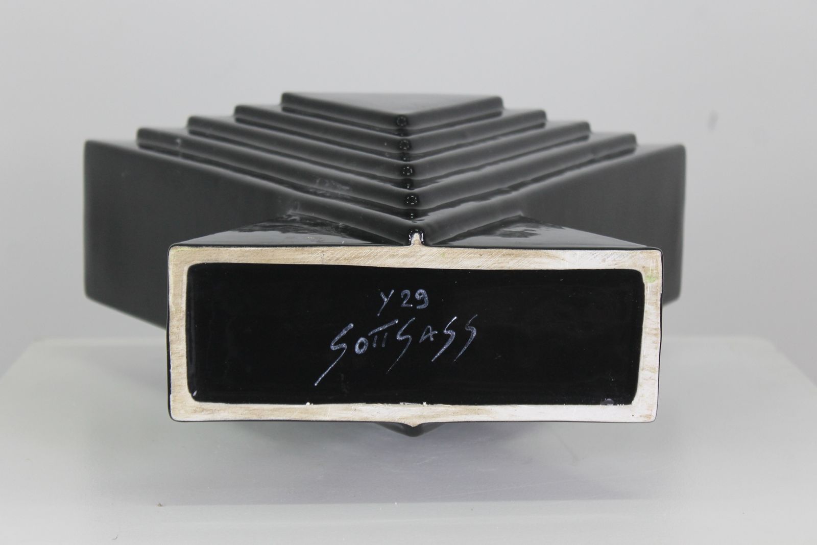 Ettore Sottsass Y29 Vase In Black Enameled Ceramic Yantra Series Poltronova 70s photo 3920.0