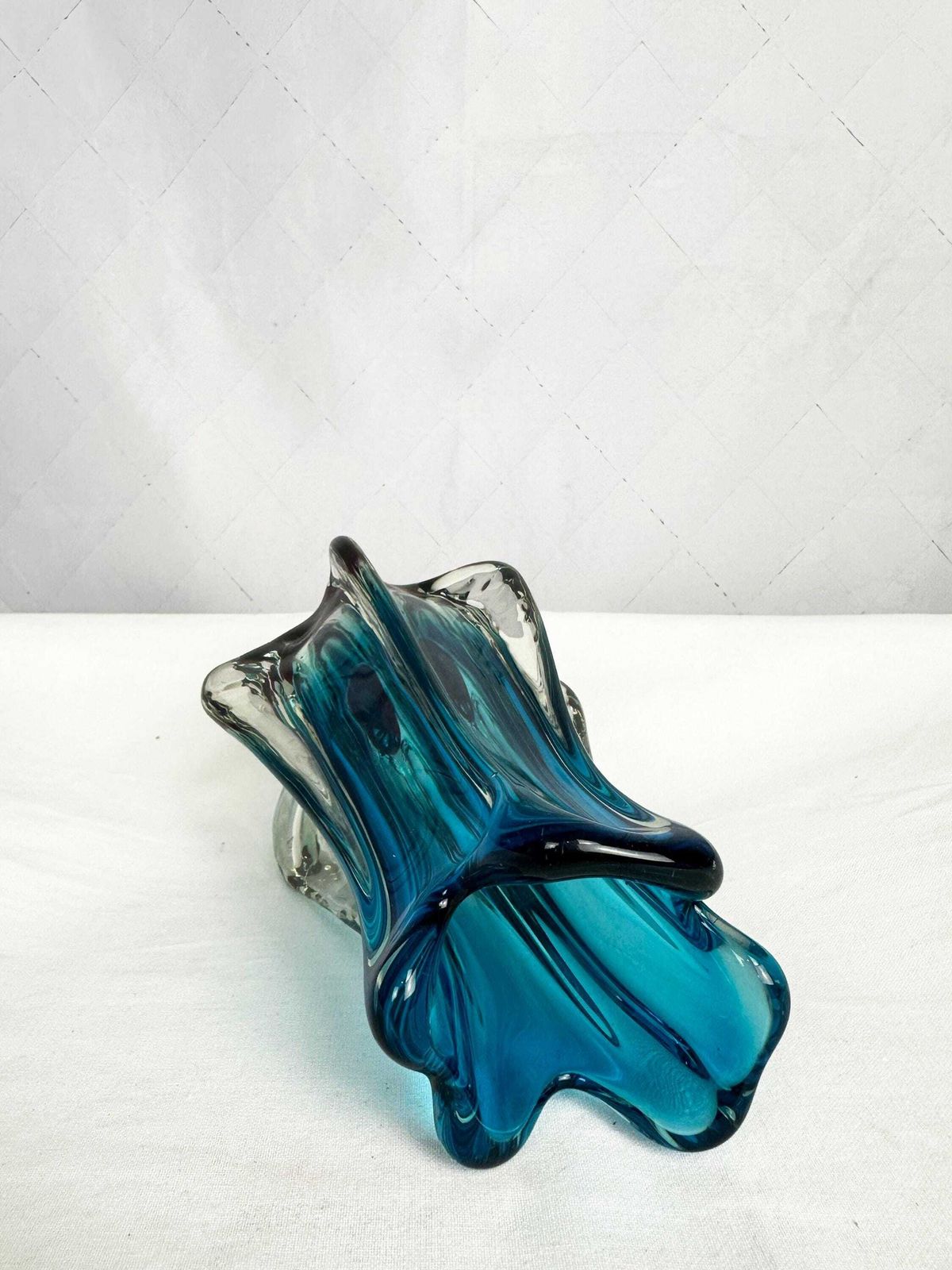 photo furniture Stunning Chřibská Glassworks Sommerso Czech Art Glass Vase In Turquoise Blue And Deep Red
