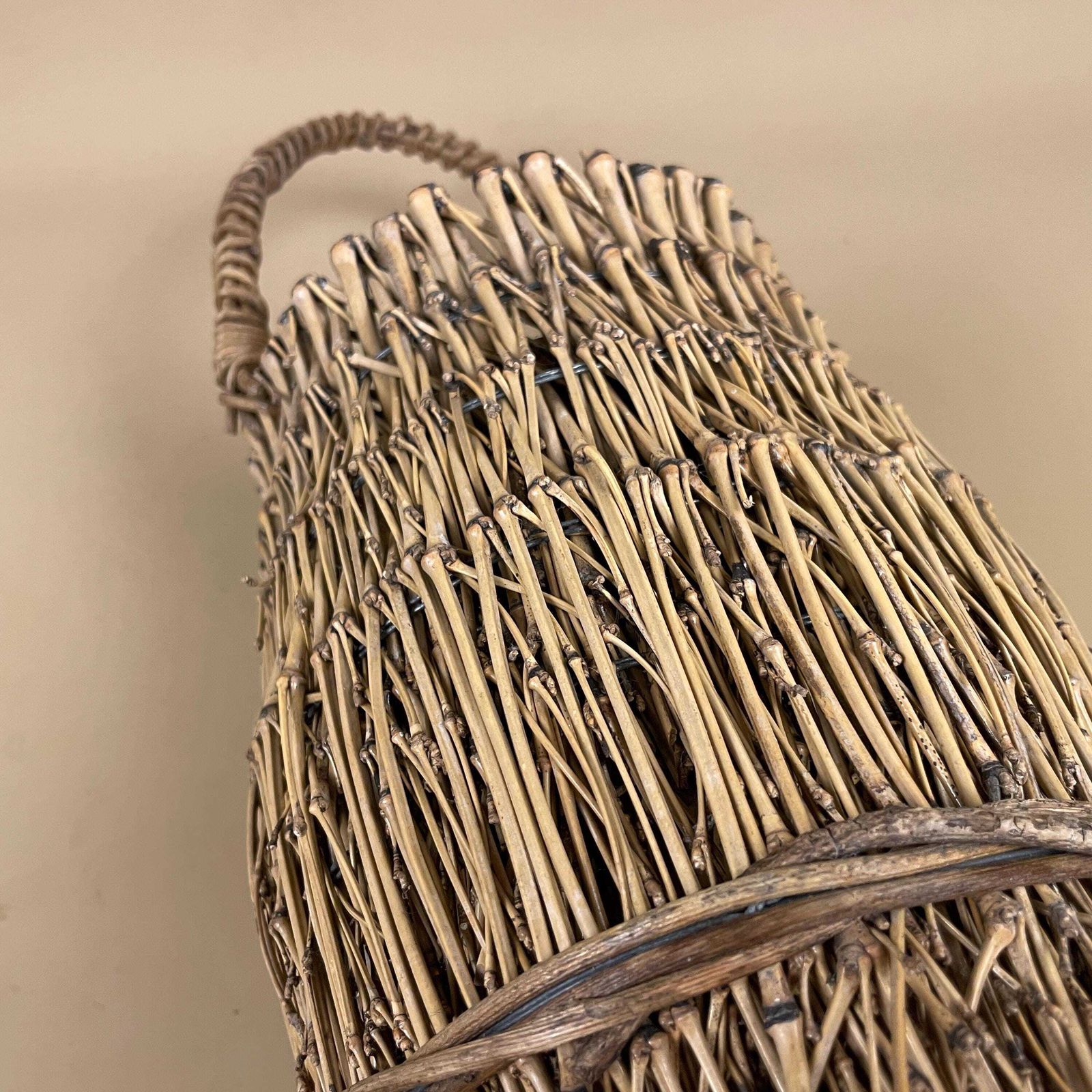 photo vinterior Vintage Round Basket Woven Wicker Brown Antique Planter Farmhouse Cottage Decor Twigs Single Handle Handmade Plant Pot