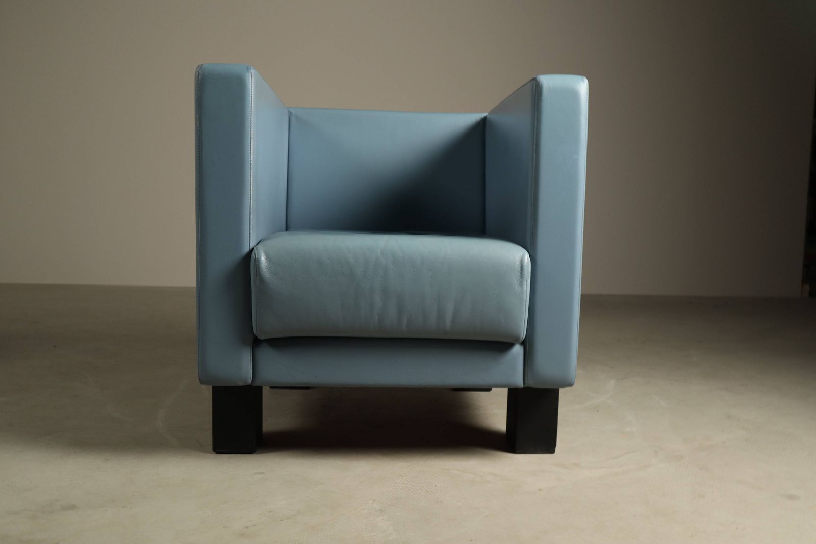 photo furniture Pair Of “Moji” Armchairs By Shigeru Uchida For Poltrona Frau
