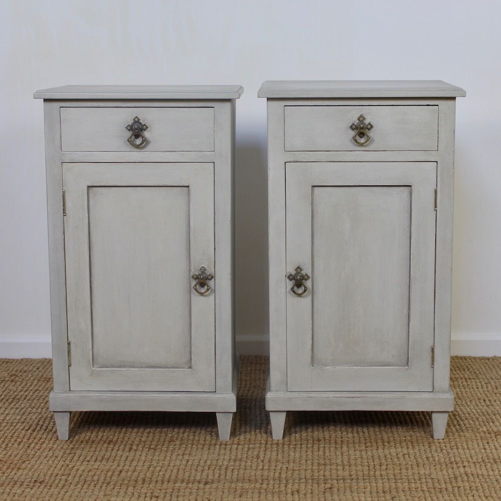 photo vinterior Pair Of Continental Bedside Cabinets