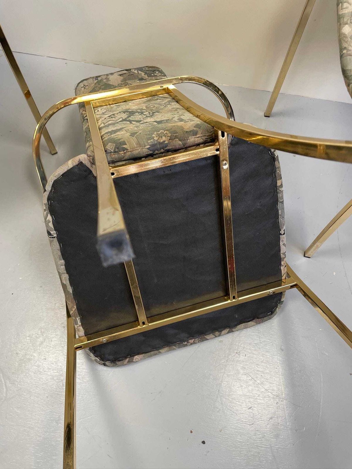 photo furniture Set Of 6 Hollywood Regency Thin Metal Dining Chairs With Gold Accents 70s 80s Glam