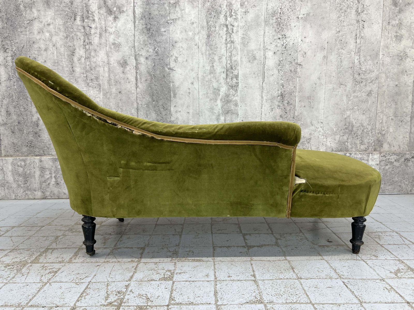 photo furniture Napoleon III Moss Green Velvet Chaise Longue