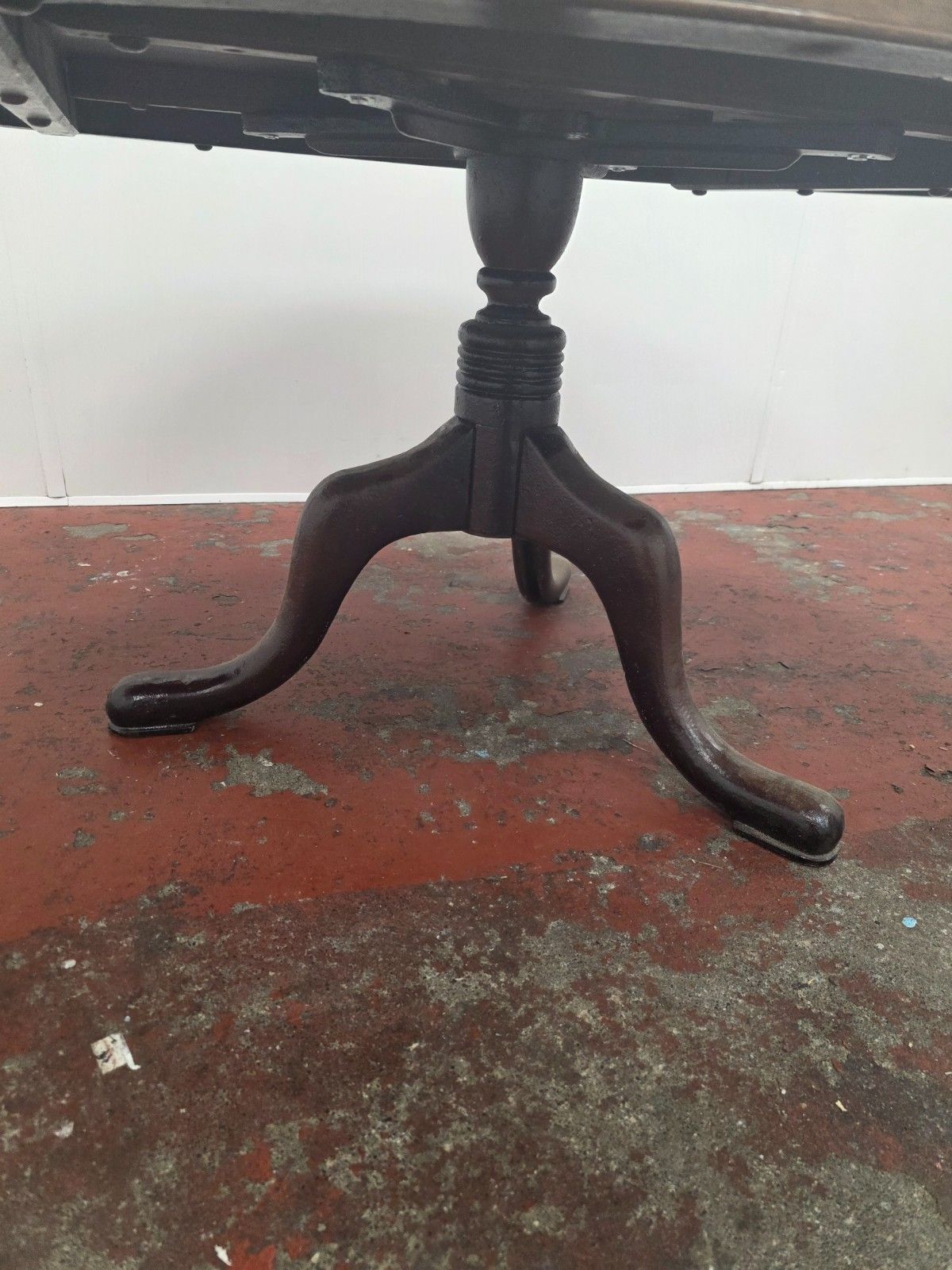 Victorian Burr Walnut Topped Coffee Table In A Modern Cast Iron Tripod Base photo 395.0