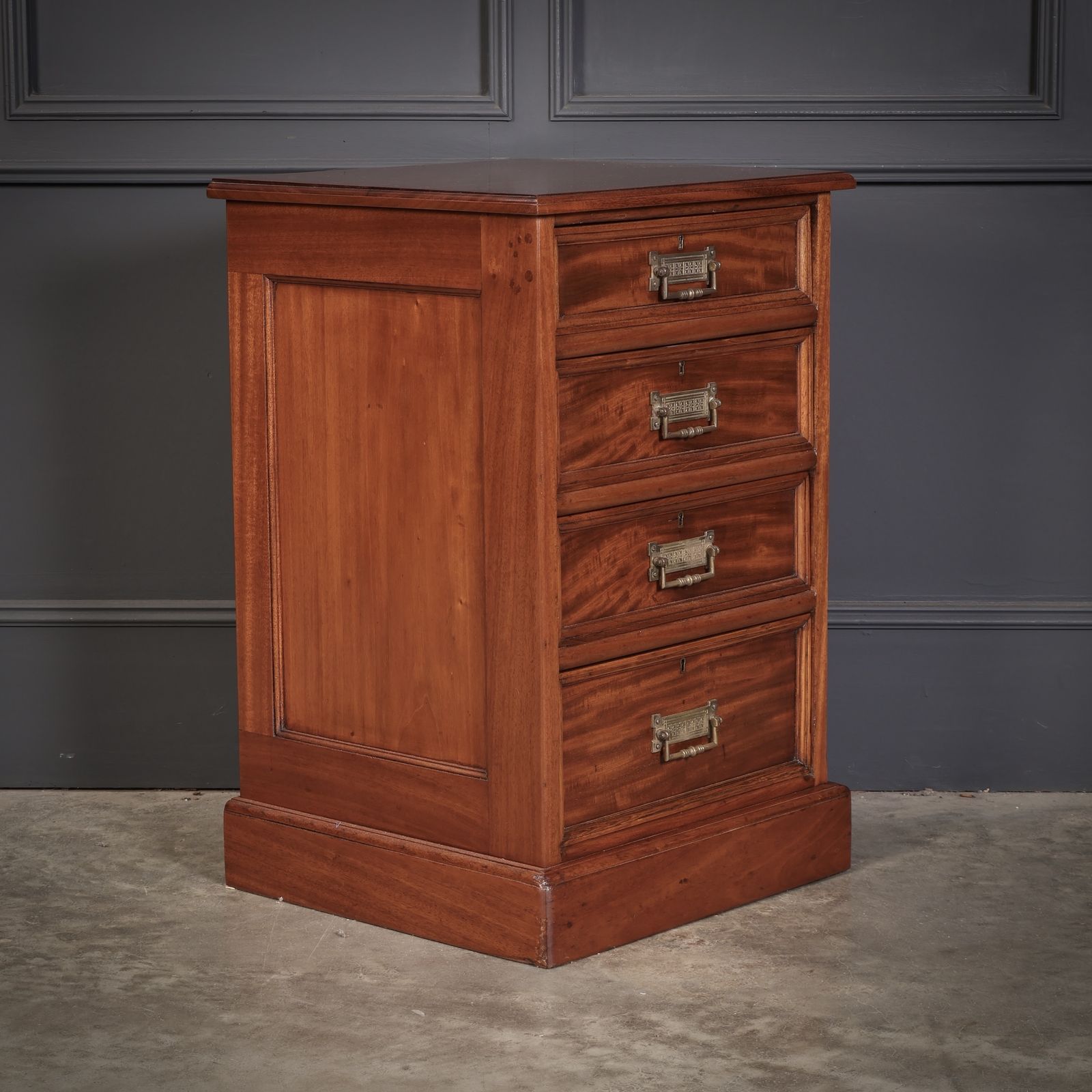Large Pair Of Victorian Mahogany Bedside Chests photo vinterior