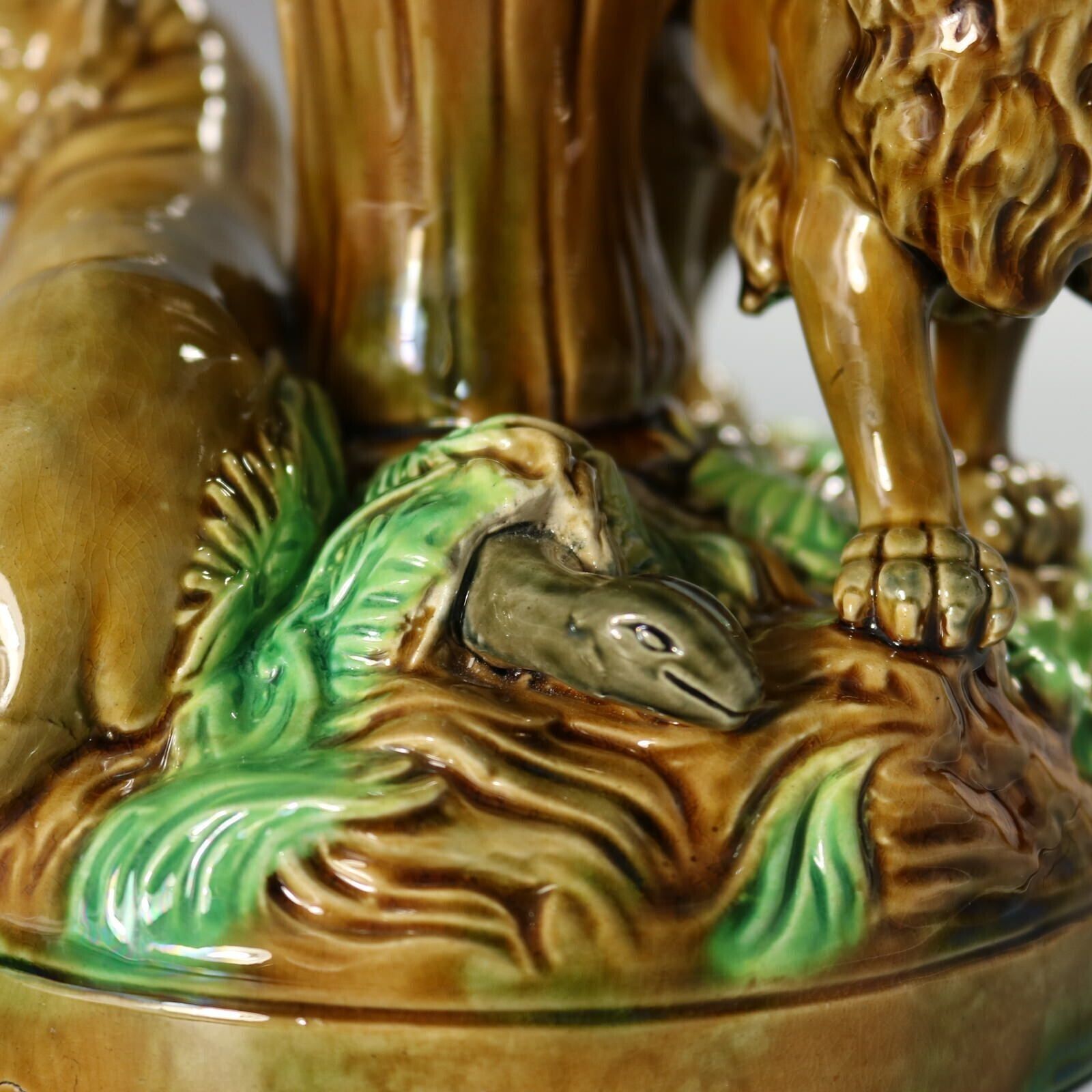 8635.0 George Jones Majolica Africa Lions Compote photo