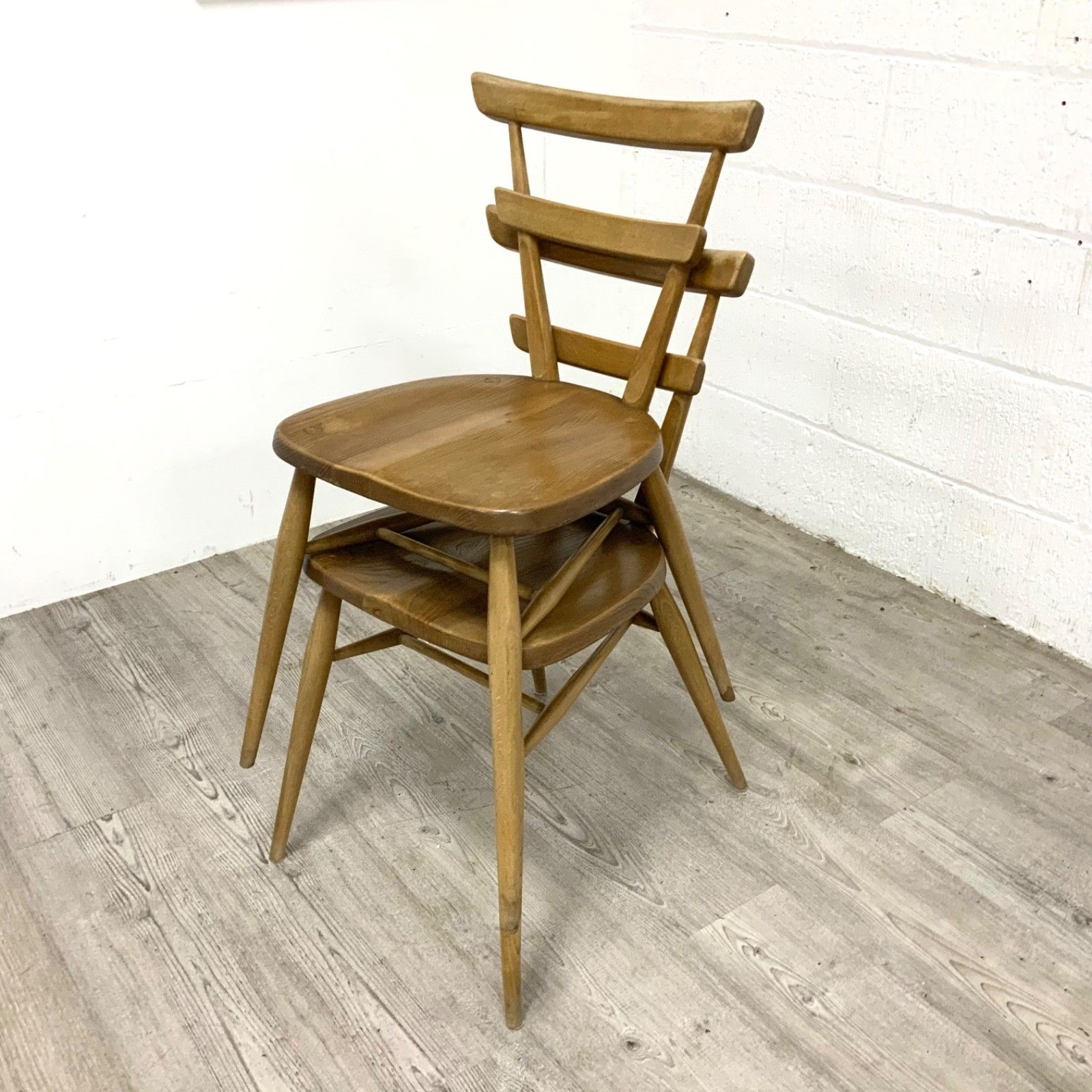 photo vinterior A Pair Of Ercol Model 461 “Green Dot” Adult Size Stacking Chairs 1960