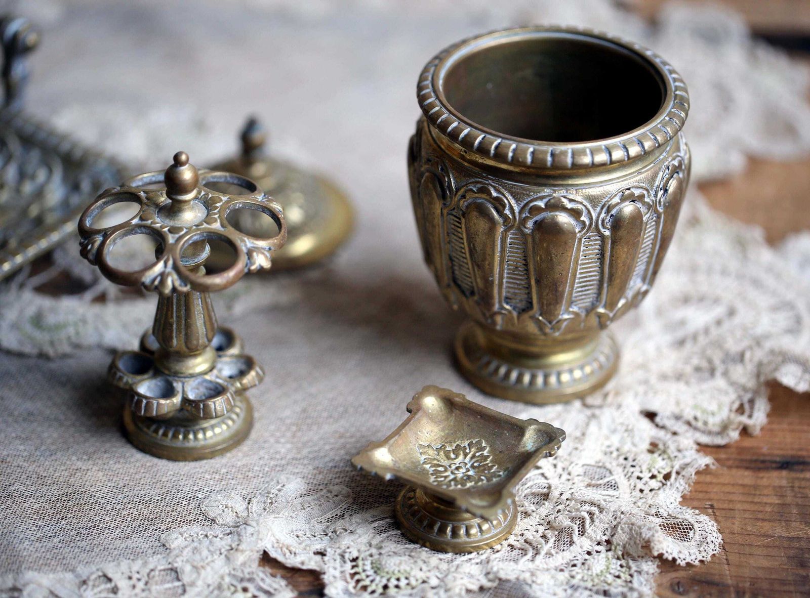 photo furniture Antique Smoking Tray French Rococo Style Cigar Set Cigarette Stand Match Holder Tobacco Pot In Brass