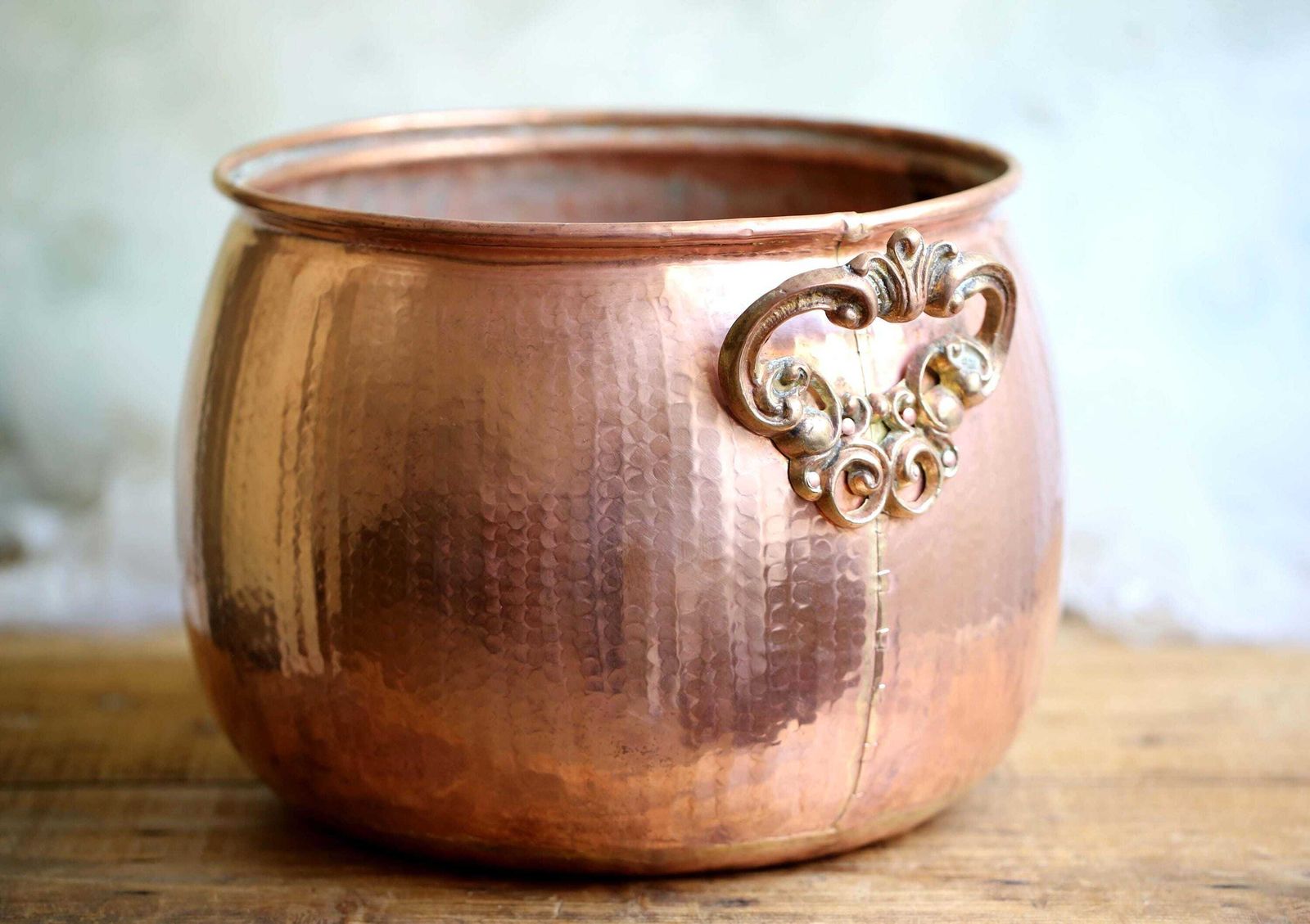 Copper Cauldron Hammered Kettle Copper Planter With Brass Handles Gilde Handwerk photo vinterior