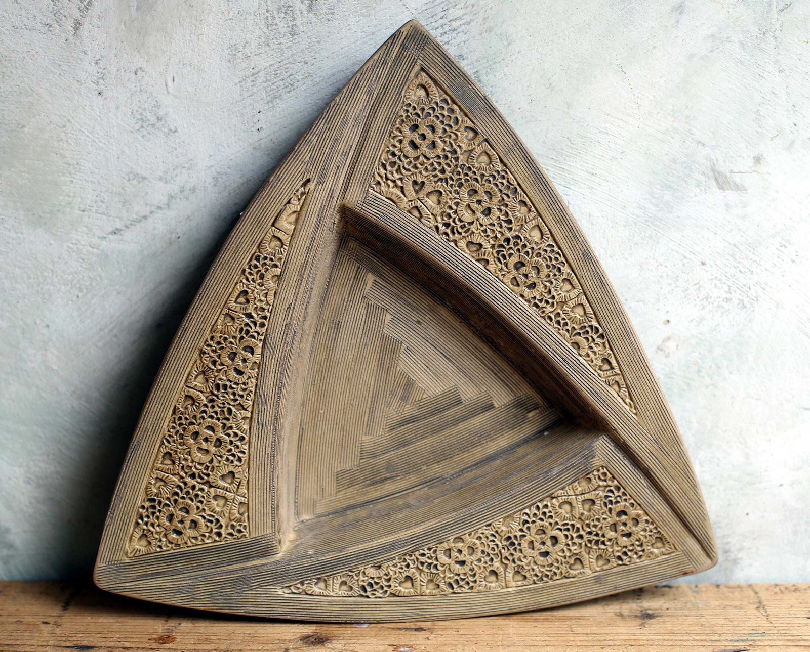 Arts & Crafts Ceramic Dish Antique Stamped Floral Triangle Plate Art Nouveau Fruit Bowl photo vinterior