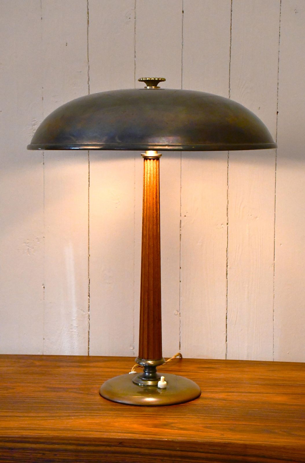 photo vinterior Swedish Brass And Oak Table Lamp By Erik Tidstrand For Nordiska Kompaniet, 1940s