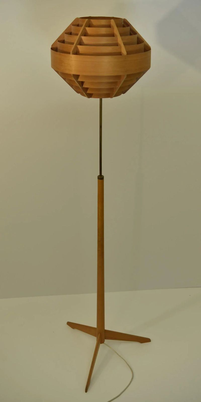 Pine Veneer Floor Lamp Tripod By Hans Agne Jakobsson, Ellysett For Bergboms G 34 photo for sale