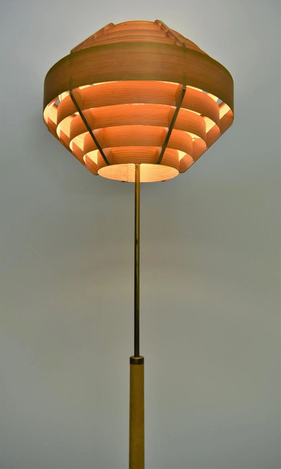 Pine Veneer Floor Lamp Tripod By Hans Agne Jakobsson, Ellysett For Bergboms G 34 photo vinterior