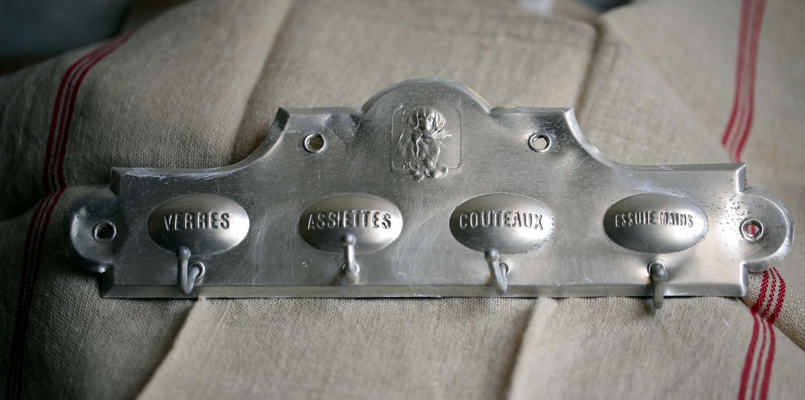 Antique Tea Towel Hooks Metal Sign French T Towel Holder Aluminum Hand Towel Hanger Gun Dog Hunting Scene photo vintage