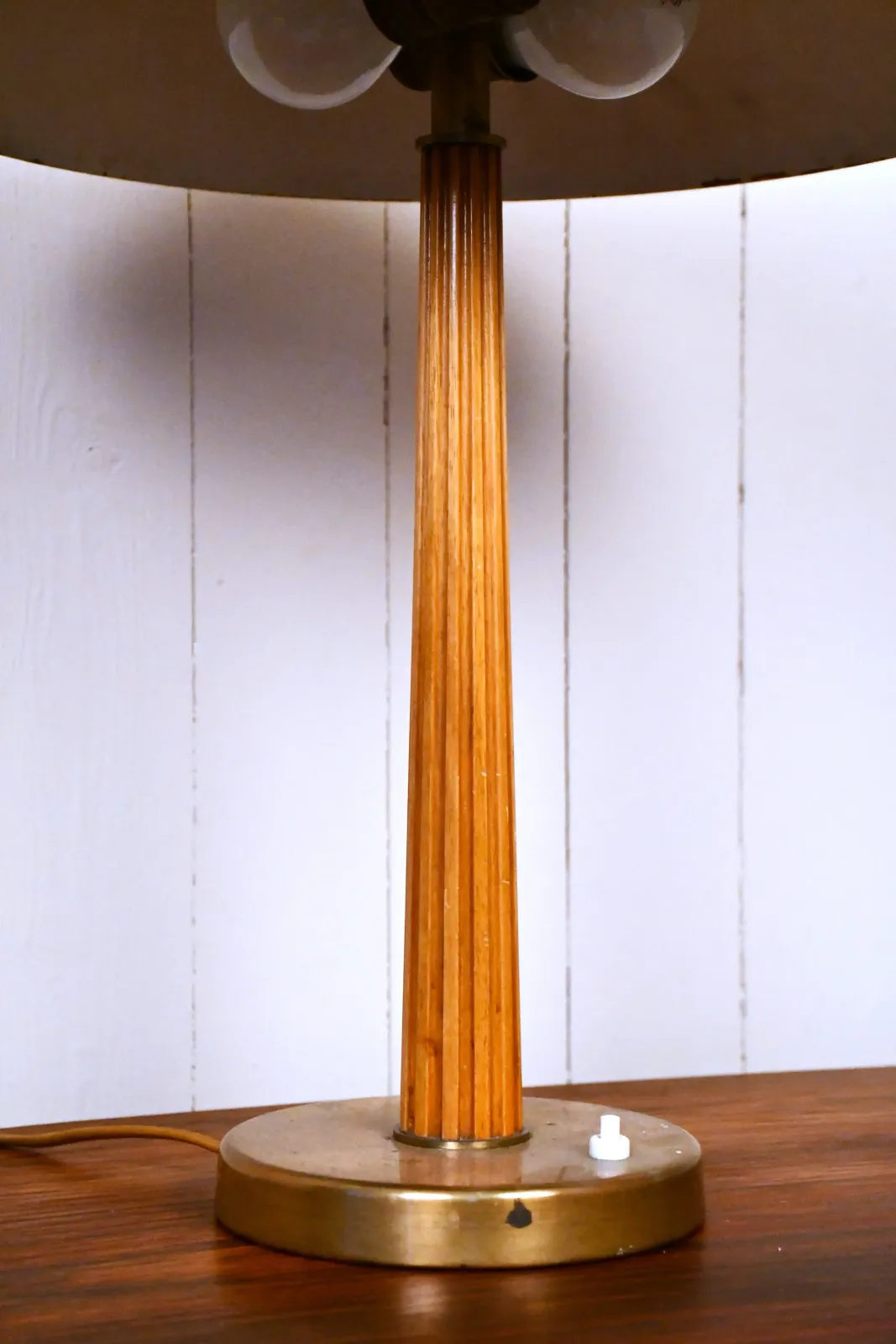 Swedish Modern Brass And Oak Table Lamp By Erik Tidstrand For Nordiska Kompaniet, 1940s photo vintage
