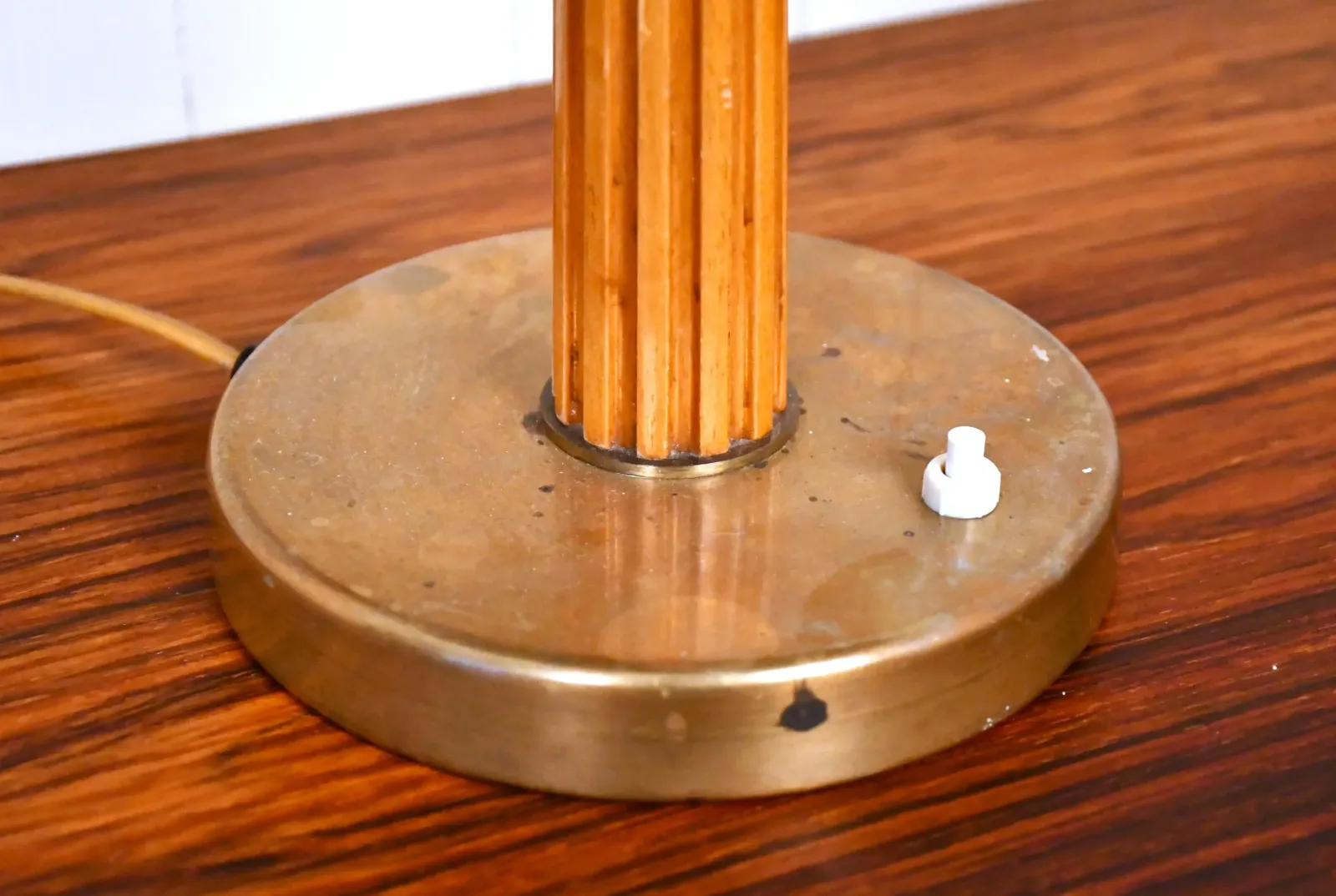 photo furniture Swedish Modern Brass And Oak Table Lamp By Erik Tidstrand For Nordiska Kompaniet, 1940s