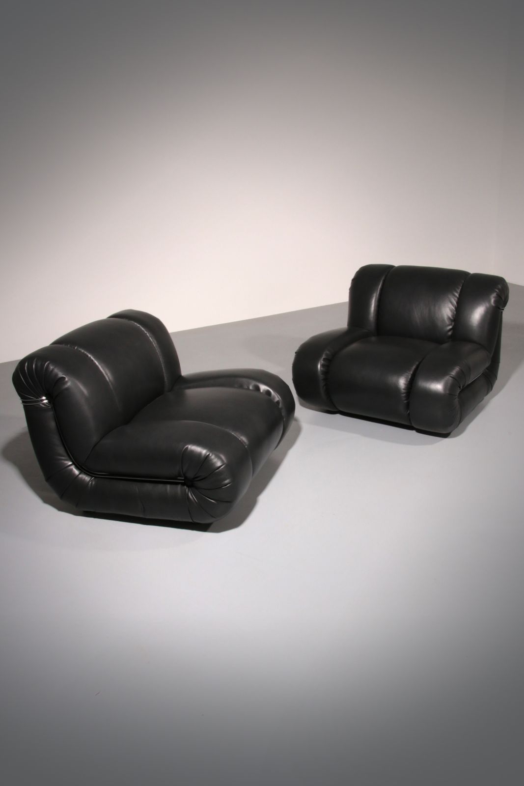 Mimo Padova Black Leader Modulaire Lounge Chairs "Velasquez"   1970 photo furniture