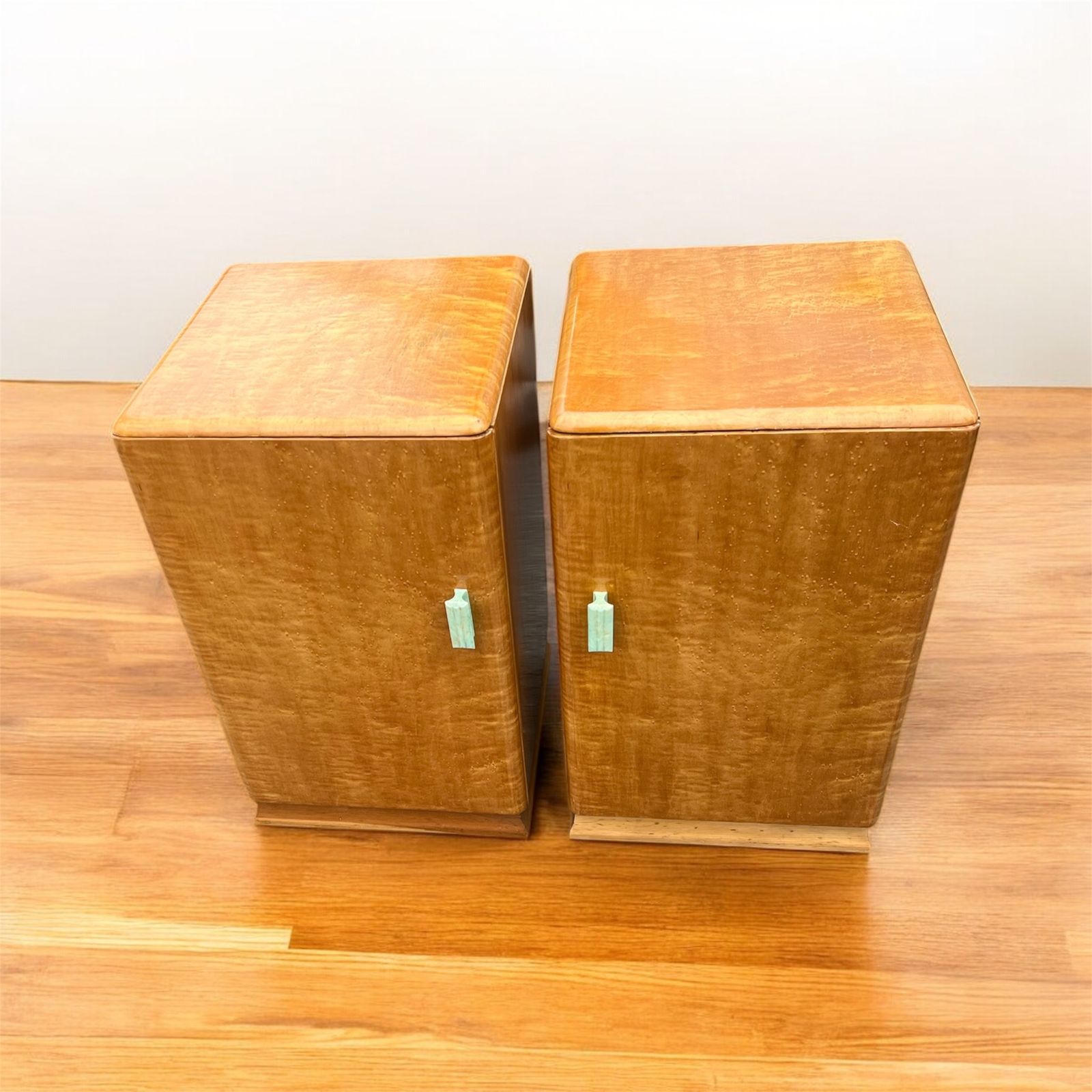 Original 1930s Matching Pair Of Birdseye Maple Bedside Cabinets Stunning Pieces In Excellent Condition photo vinterior