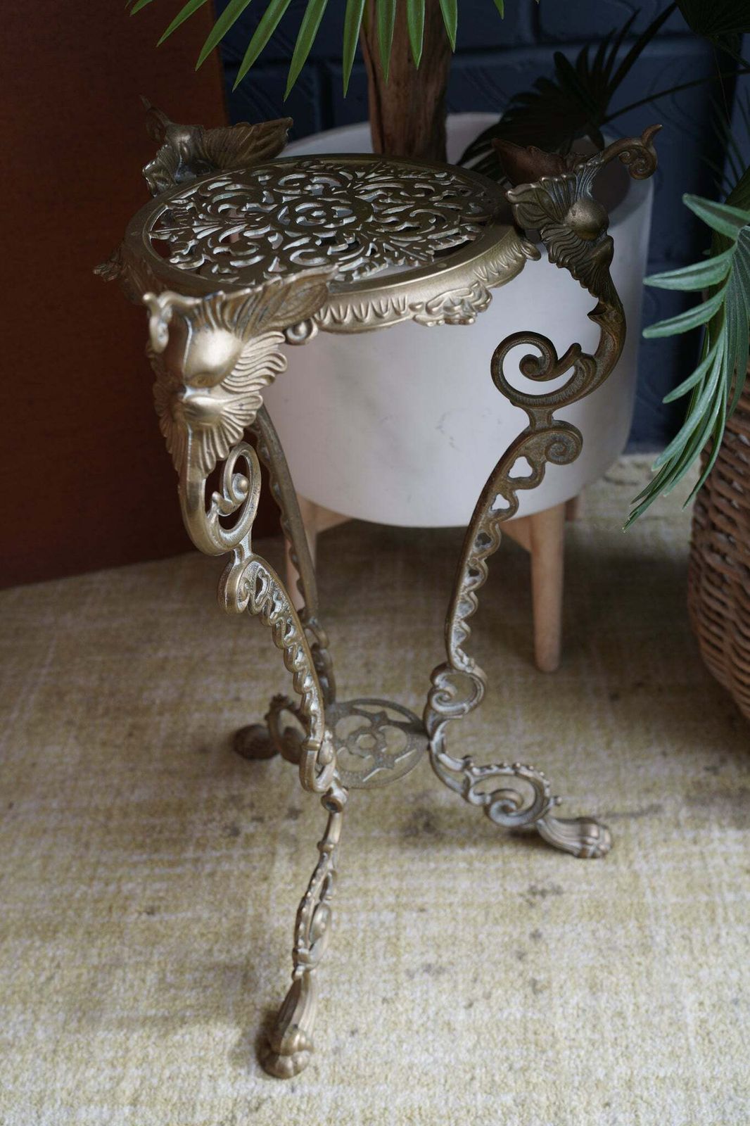 photo vintage Antique Brass Plant Stand – Ornate Victorian Style Display Stand