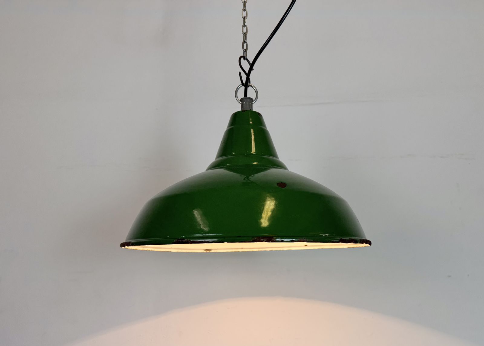 photo vintage Industrial British Green Enamel Factory Pendant Lamp, 1960s