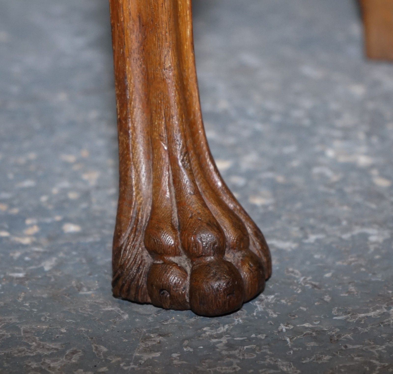 photo vinterior Antique Pair Of Victorian Solid Oak Carved Hallway Chairs With Lion Paw Feet