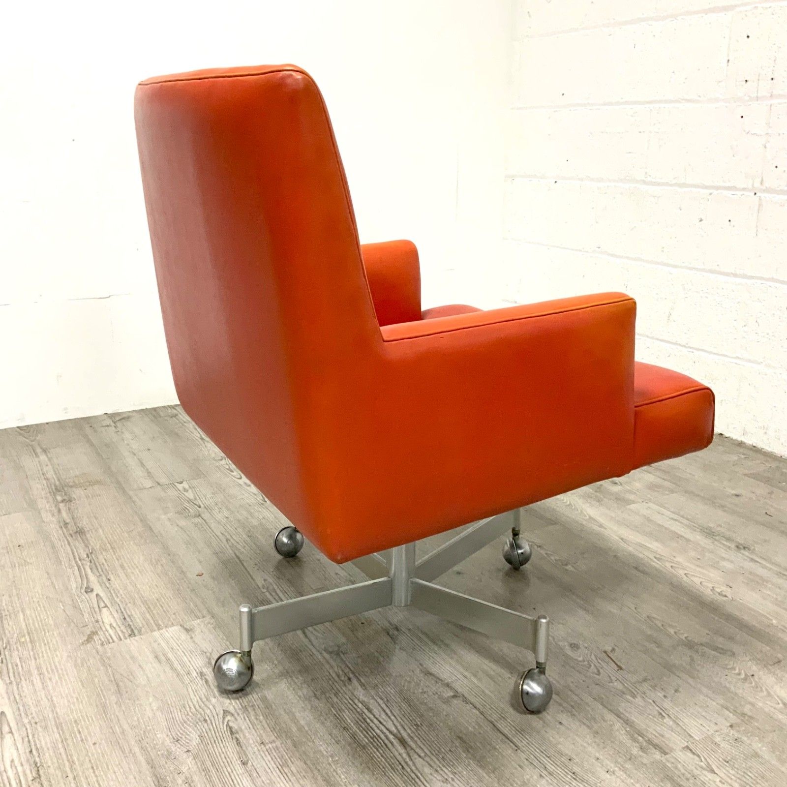 An Original Midcentury Swivel Office Lounge Chair By Glendales Andersen USA photo 695.0