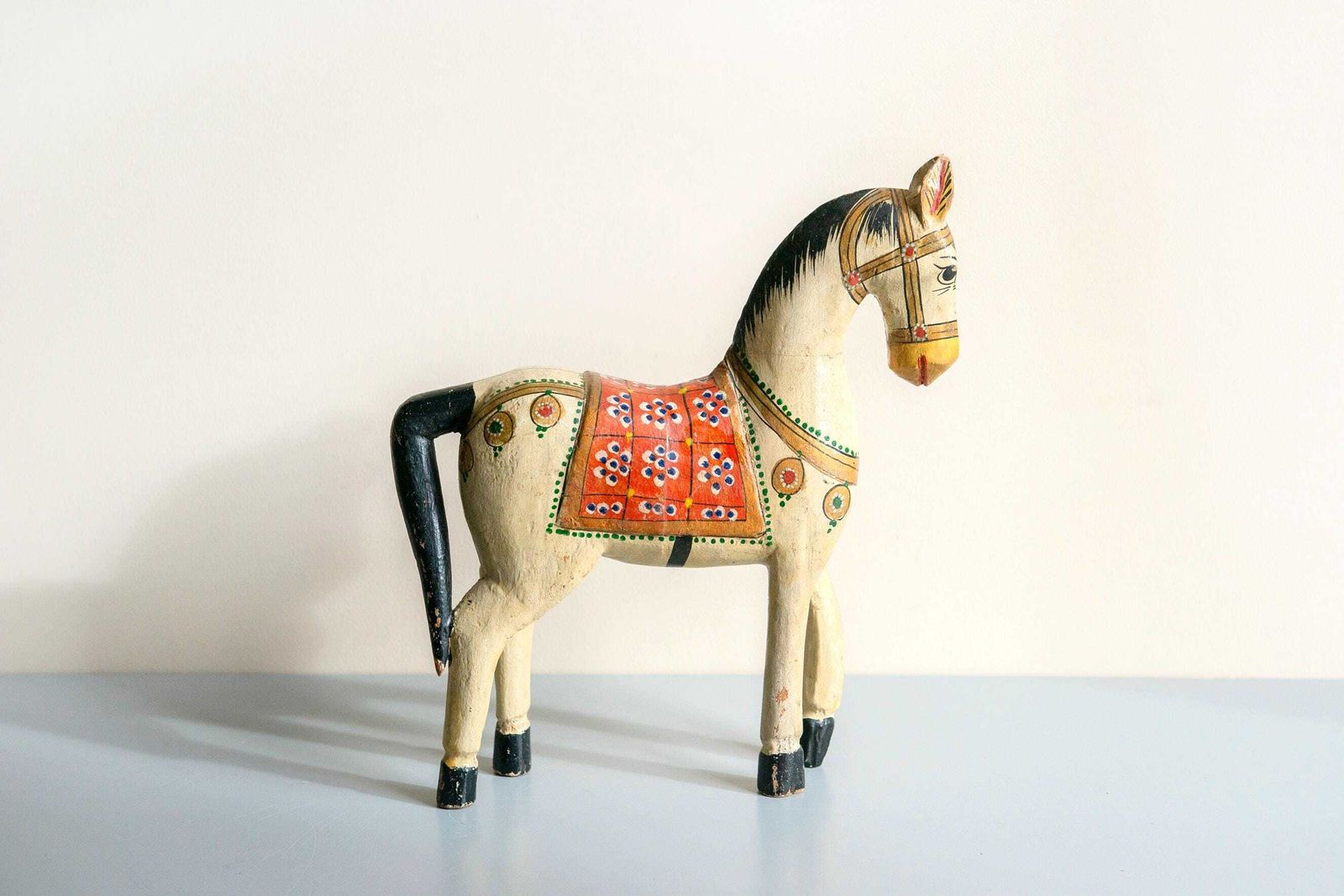 Indiase Ghodi bruiloftspaard, antiek houten beeld, decoratief pony-beeldje, gemaakt in India, handgeschilderd paardensculptuur photo furniture