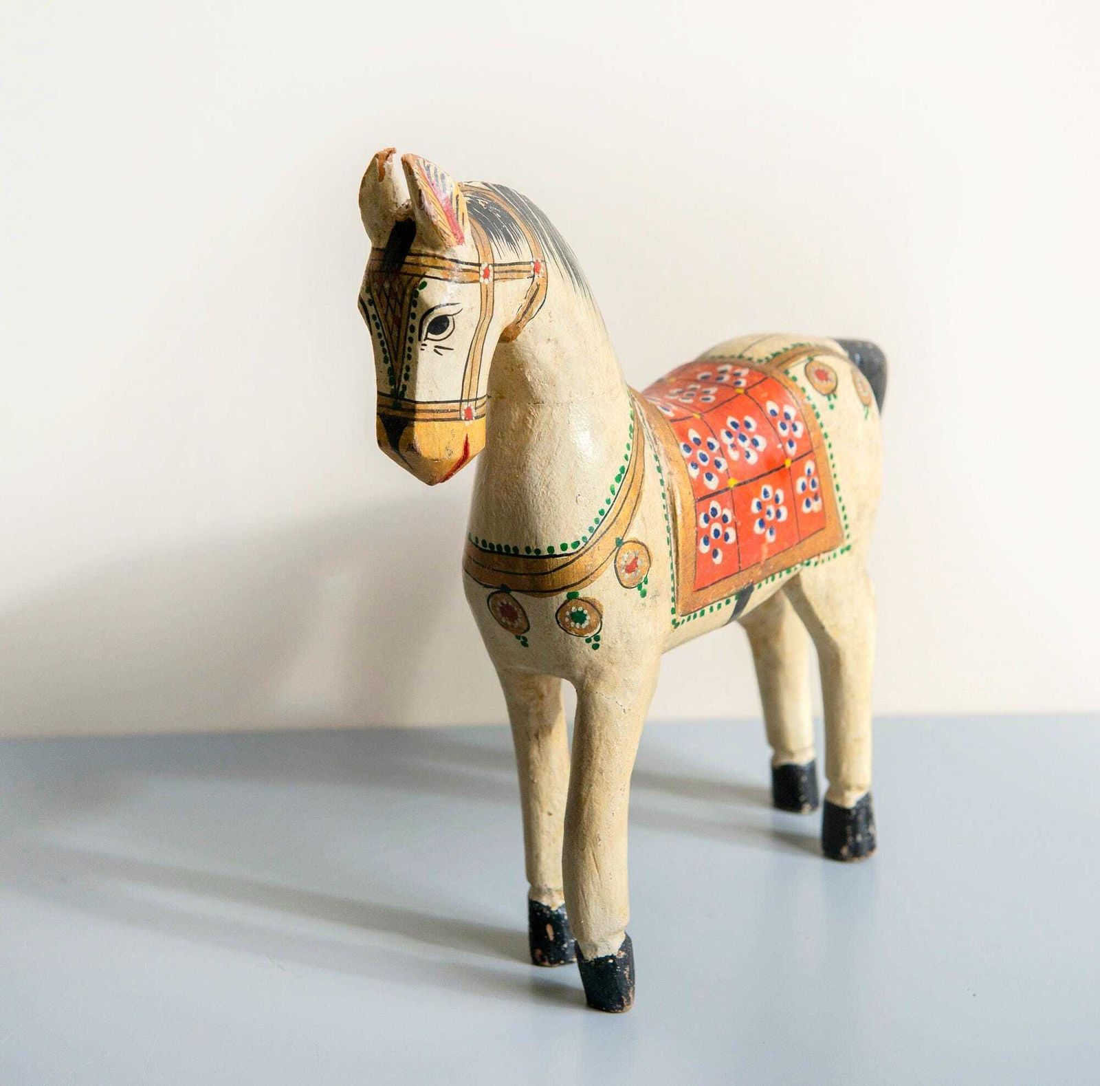 Indiase Ghodi bruiloftspaard, antiek houten beeld, decoratief pony-beeldje, gemaakt in India, handgeschilderd paardensculptuur photo for sale