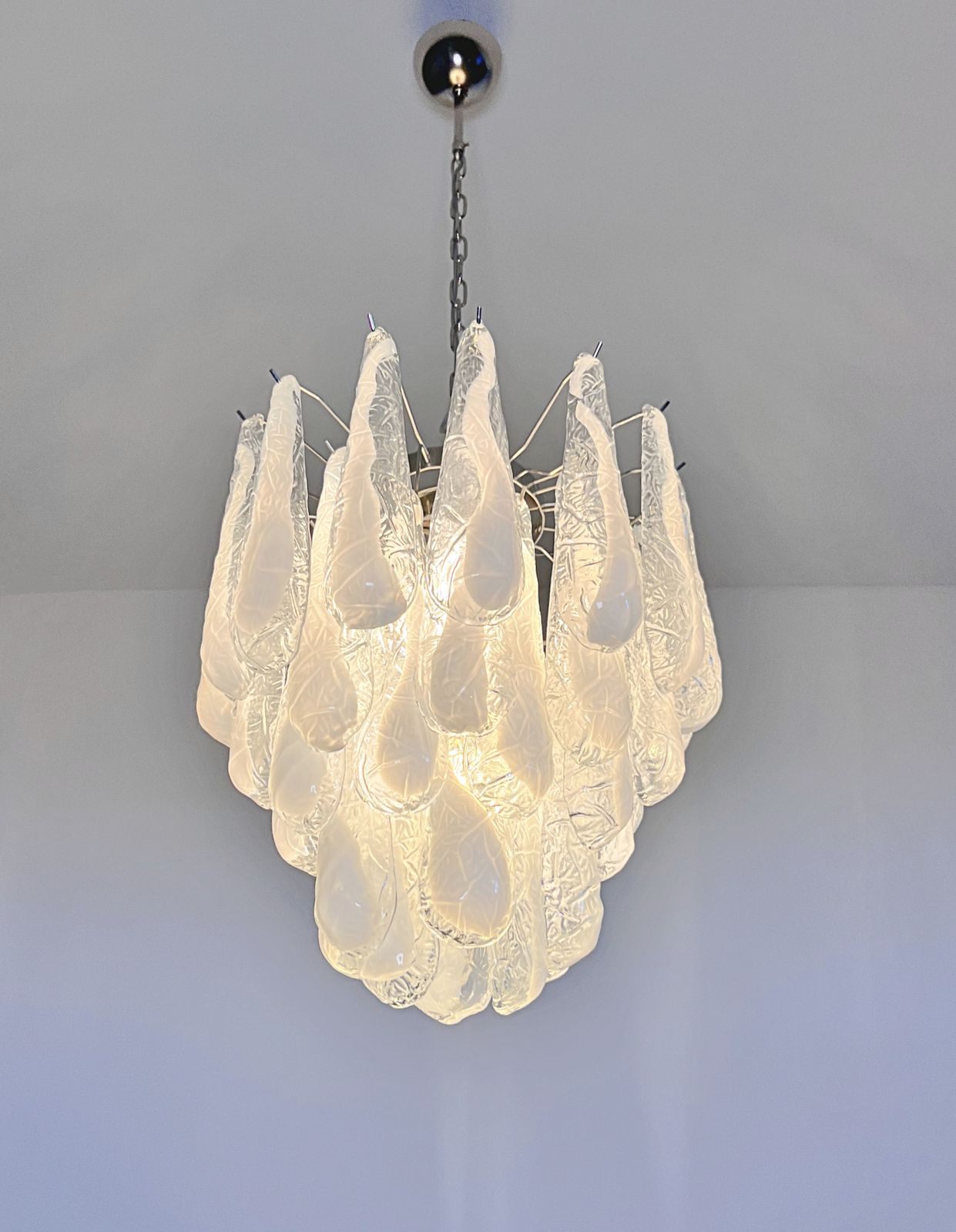 photo vintage Italian Vintage Murano Chandelier 41 Glass Lattimo Petals Drop