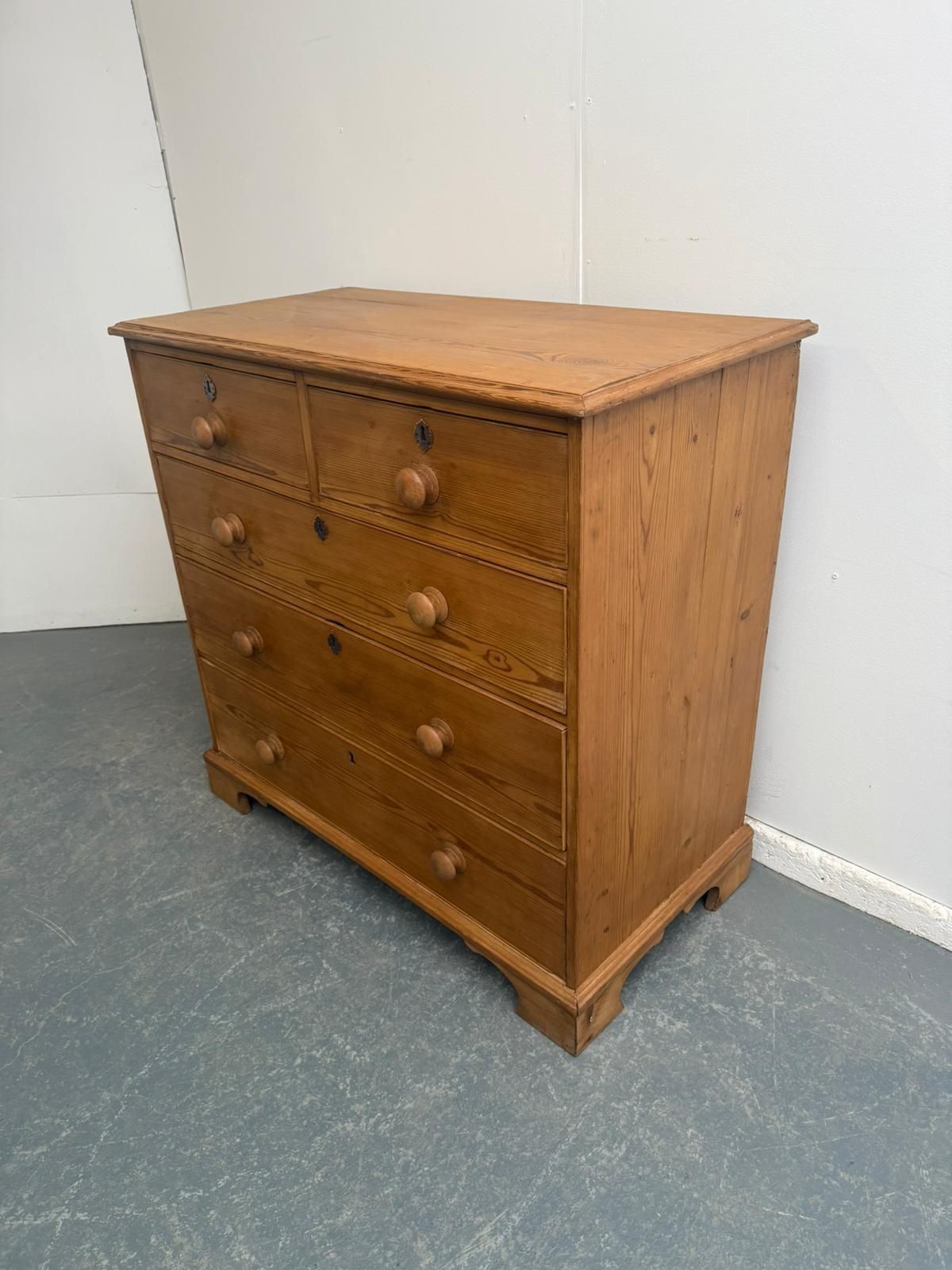 A Quality Pine Waxed 5 Drawer Georgian Bracket Foot Chest Of Drawers