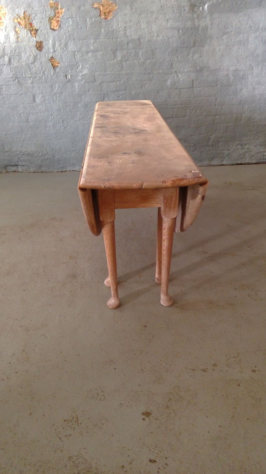 photo vinterior Limed Elm Opened Grained Queen Anne Cabriole Leg Dining Table With Eight Chairs