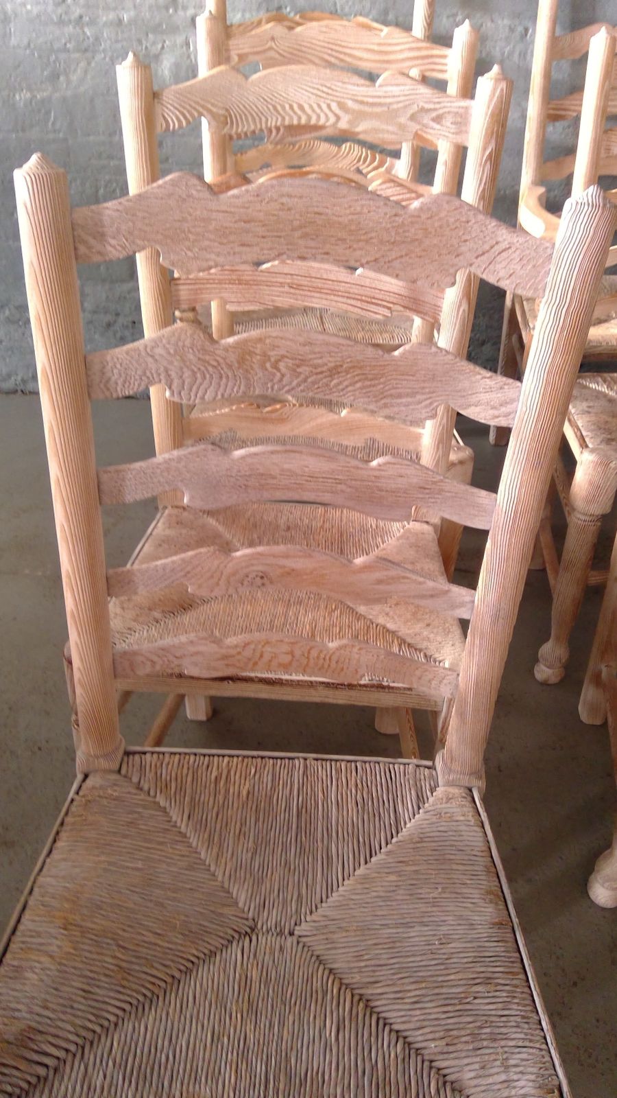 photo vintage Limed Elm Opened Grained Queen Anne Cabriole Leg Dining Table With Eight Chairs