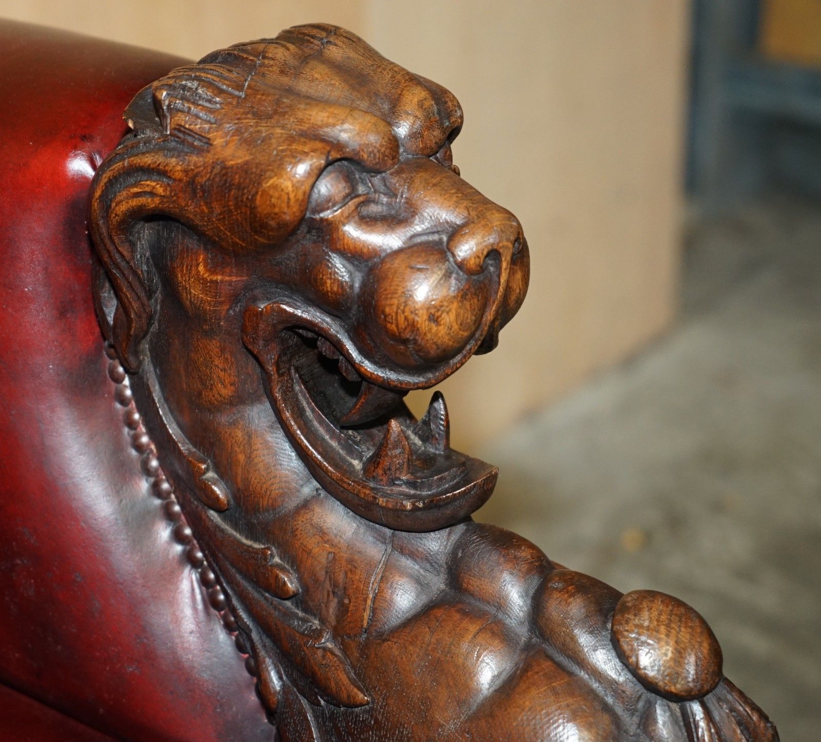 Rare Lion' Head Hand Carved Antique Victorian Chesterfield Oxblood Leather Sofa photo vinterior