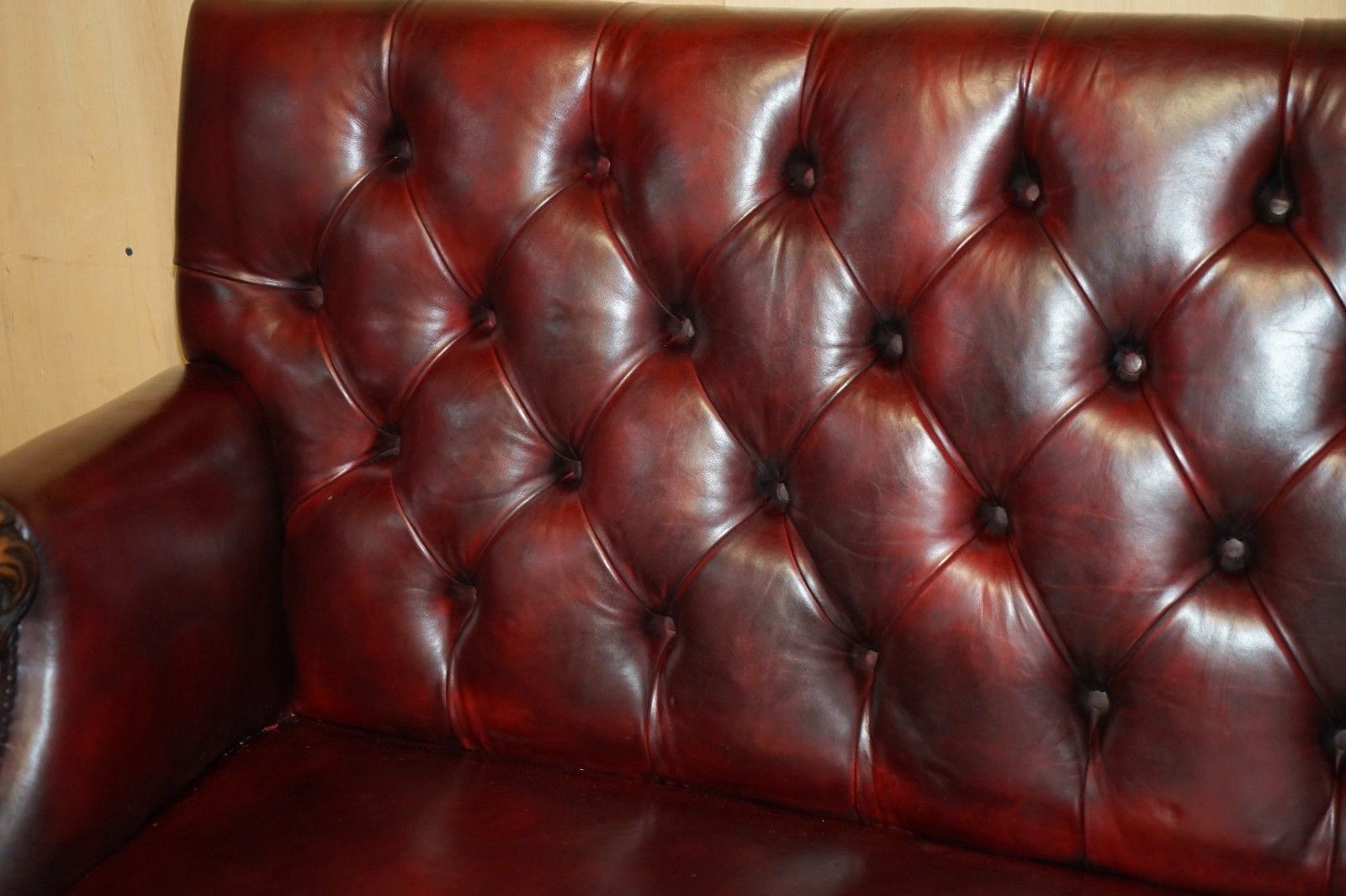 photo vinterior Rare Lion' Head Hand Carved Antique Victorian Chesterfield Oxblood Leather Sofa
