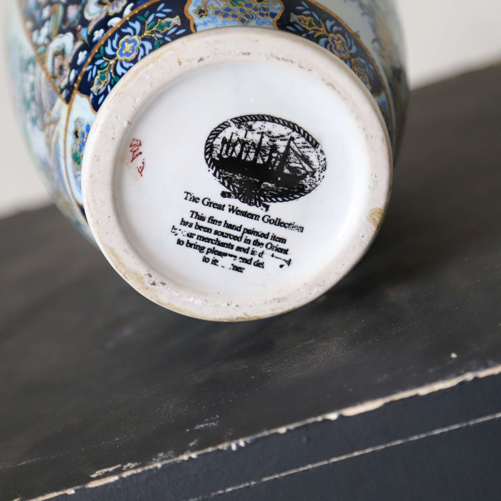 photo furniture Vintage Mid 20th Century Japanese ‘Two Lions’ Imari Revival Vase With Gilt Handles
