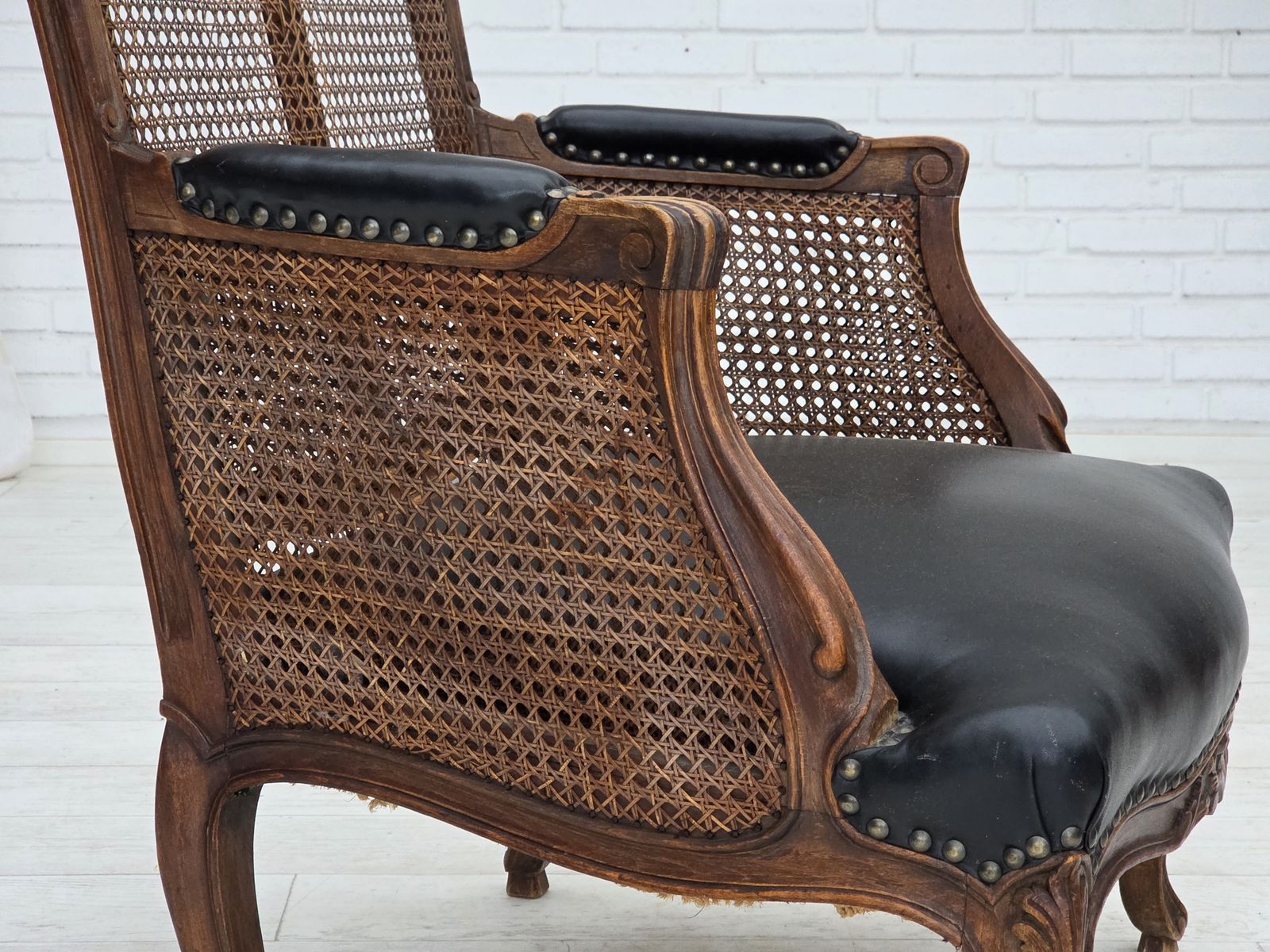 photo vintage 1930s, Danish Armchair, Furniture Leather, Ash Wood, Furniture Mesh, Reupholstered.