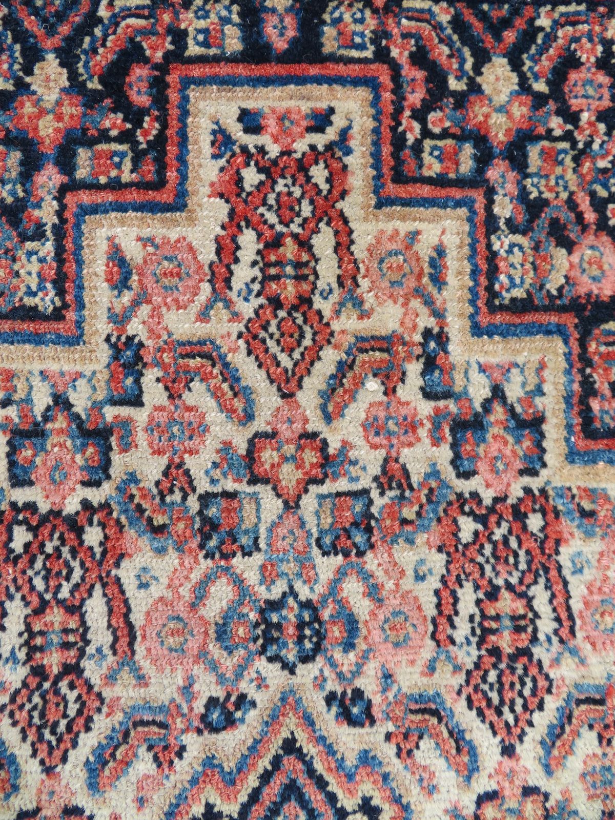 Kurdish Senneh Rug. 135cm X 102cm. photo vinterior
